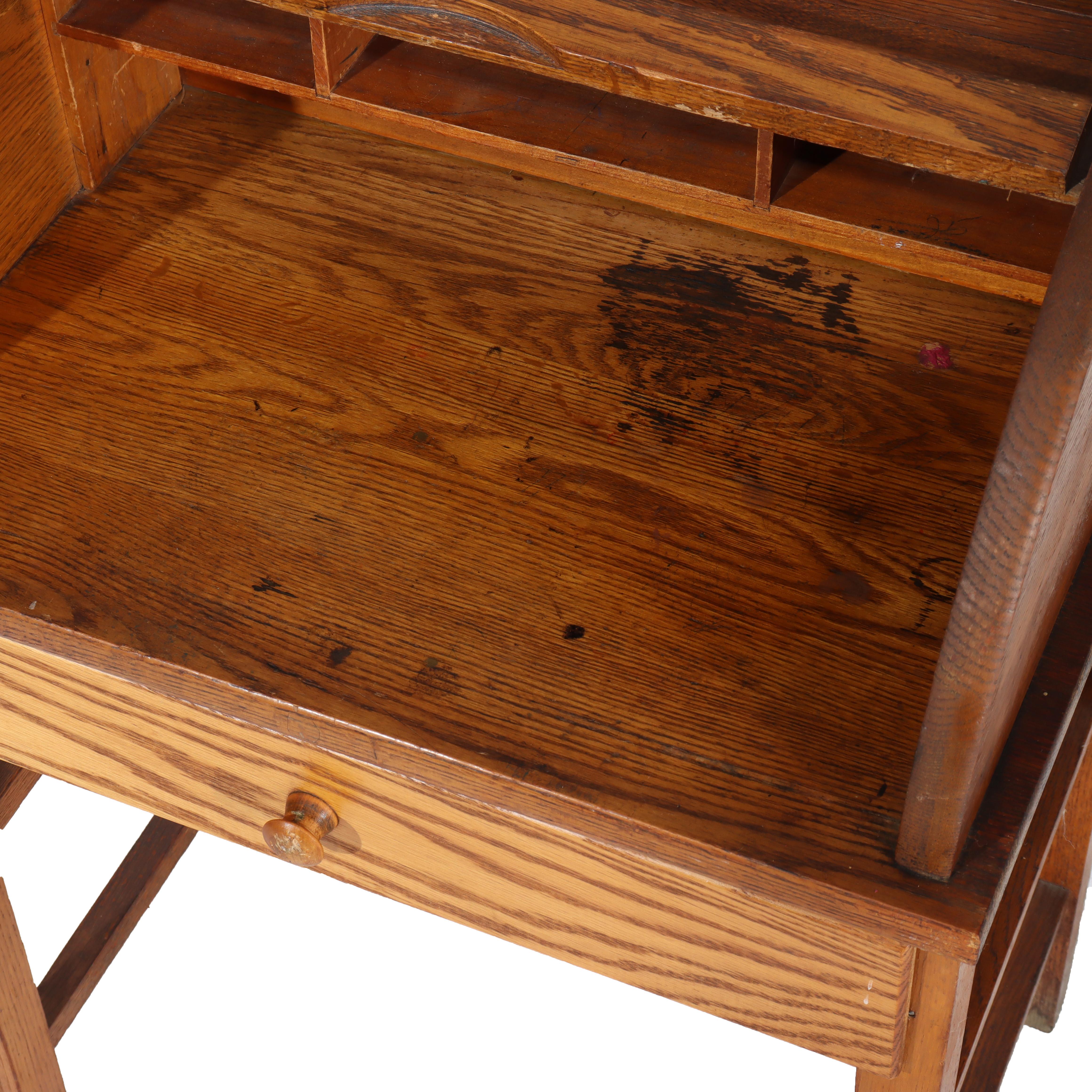 Escritorio antiguo de roble para niños C1920 en venta 5