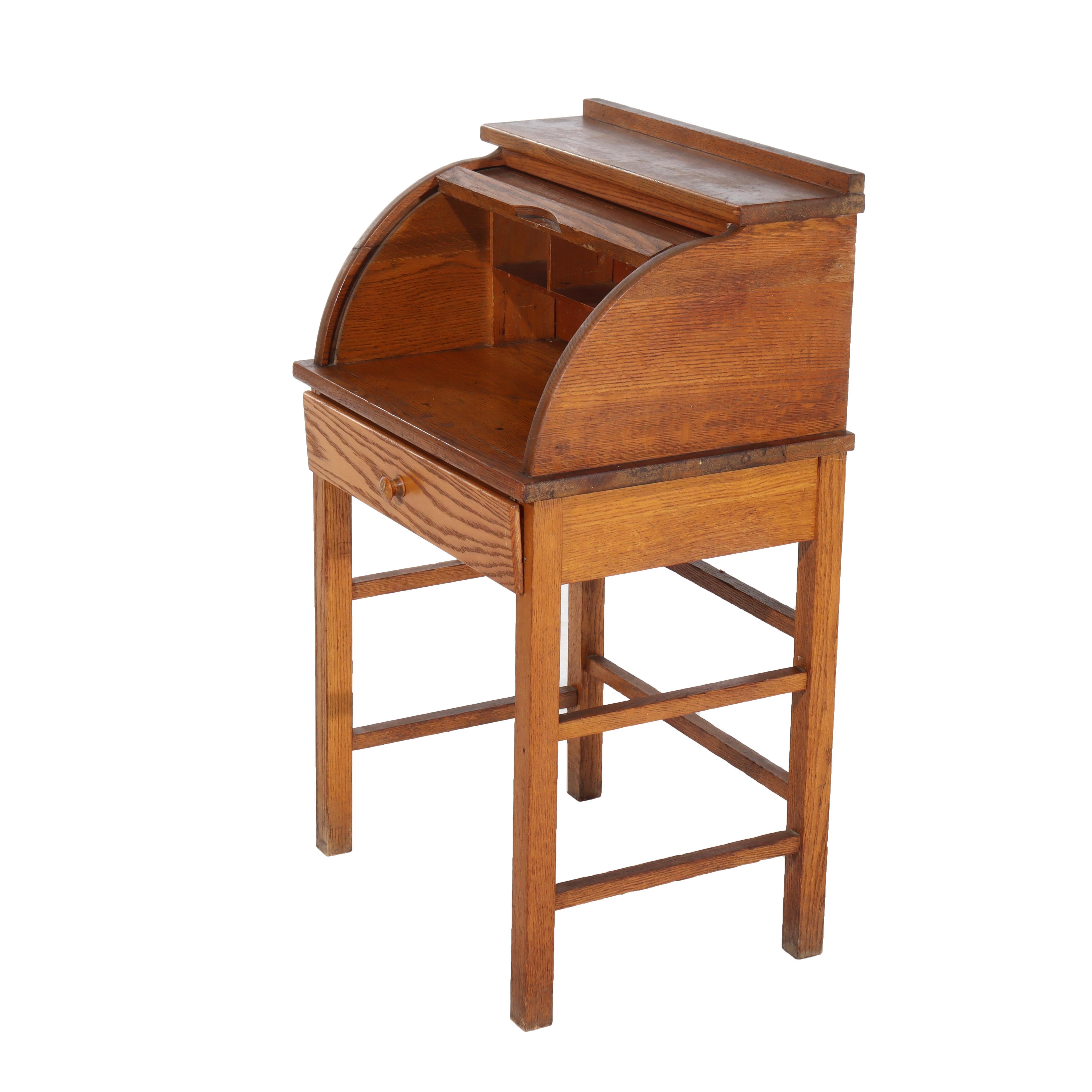 Escritorio antiguo de roble para niños C1920 en venta 7