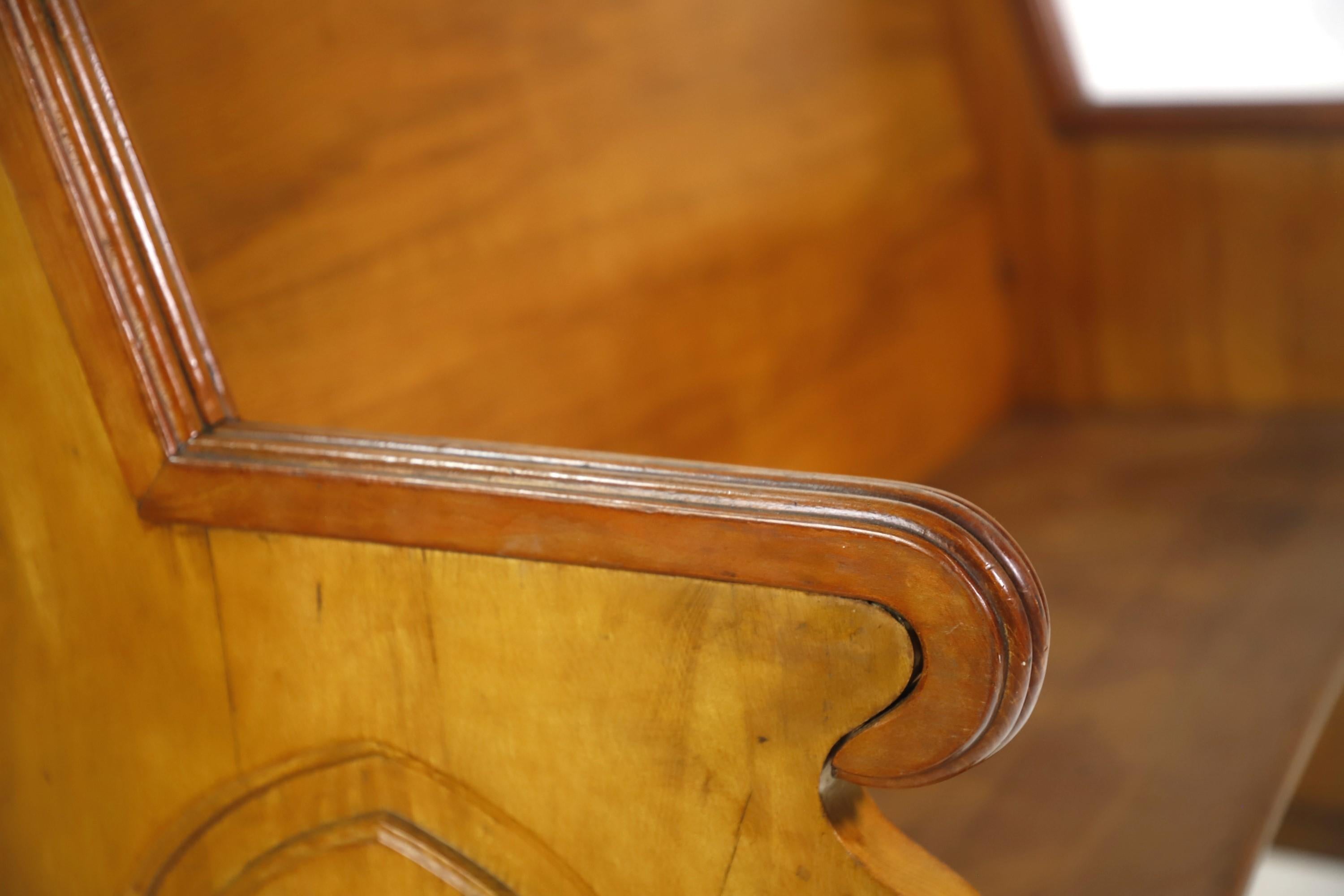 Antique Oak Church Pew Slight Curved Back Carved Details In Good Condition In New York, NY