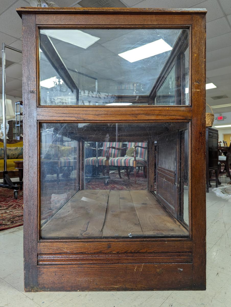Antique Oak Cigar Display Case In Good Condition For Sale In Oakwood, GA