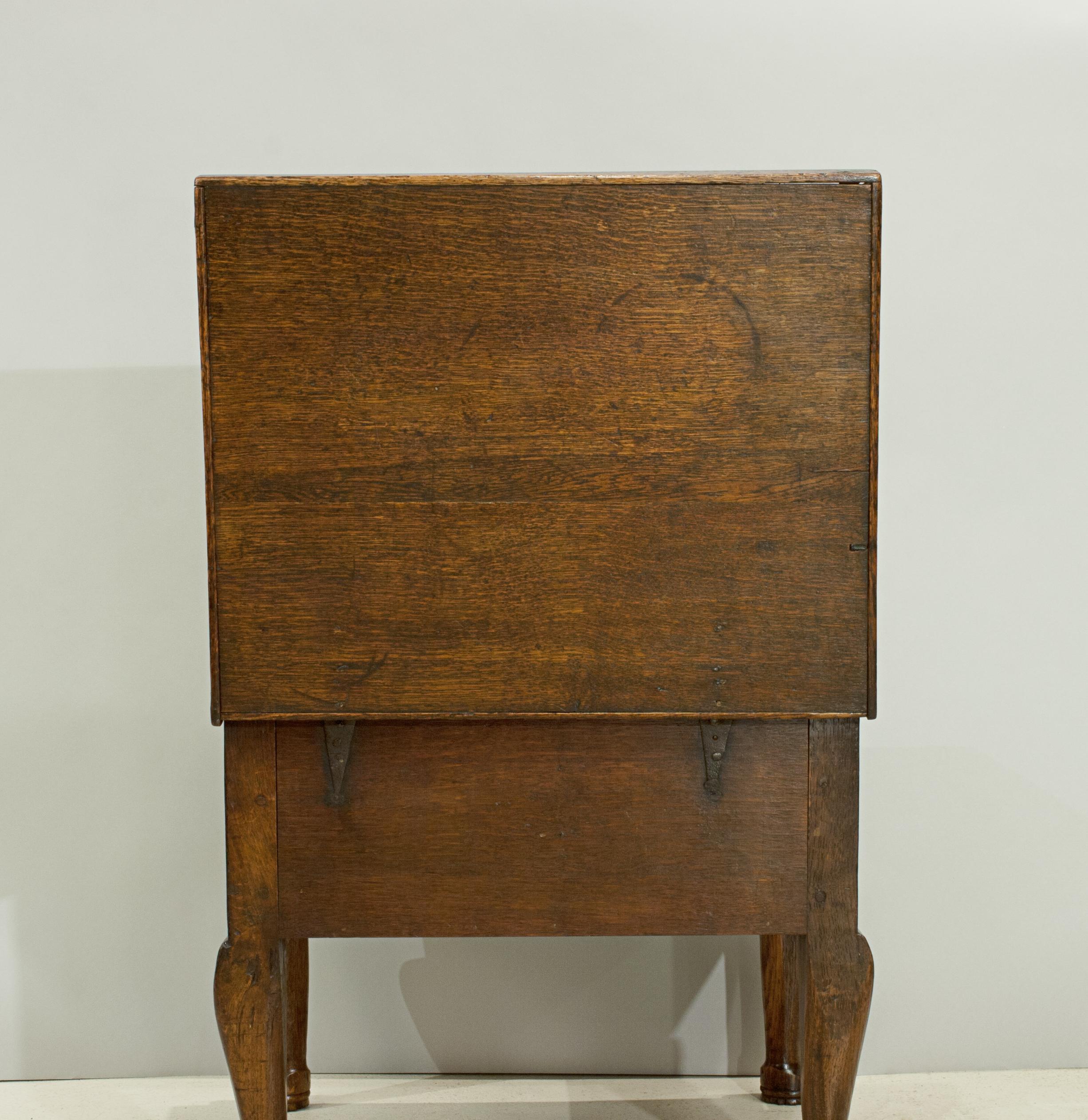 Antique Oak Commode on Cabriolet Legs, Converted to Storage In Good Condition In Oxfordshire, GB