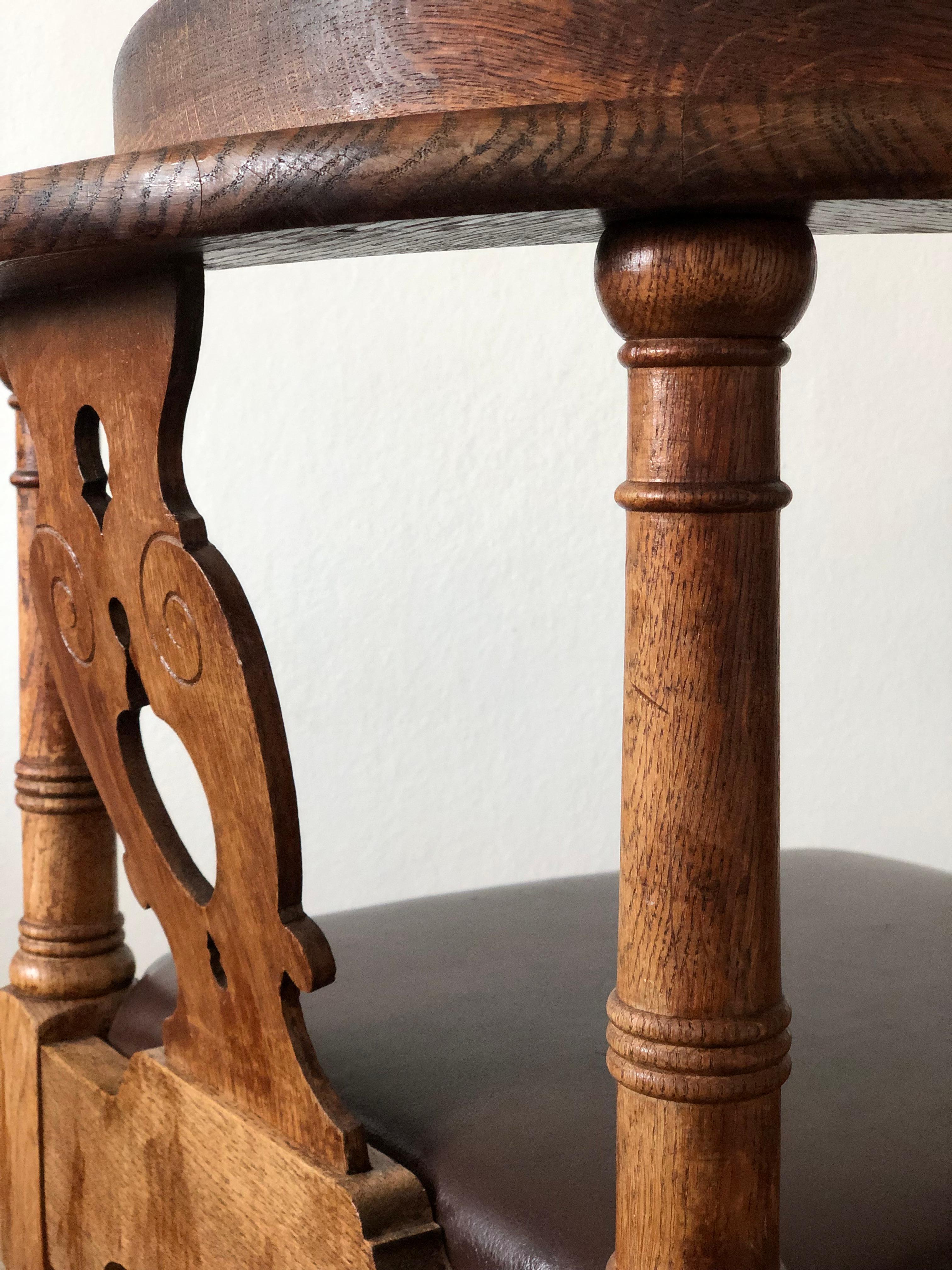 Chaise d'angle ancienne en Oak par Rud Rasmussen, Copenhague Danemark Début du 20e siècle en vente 3