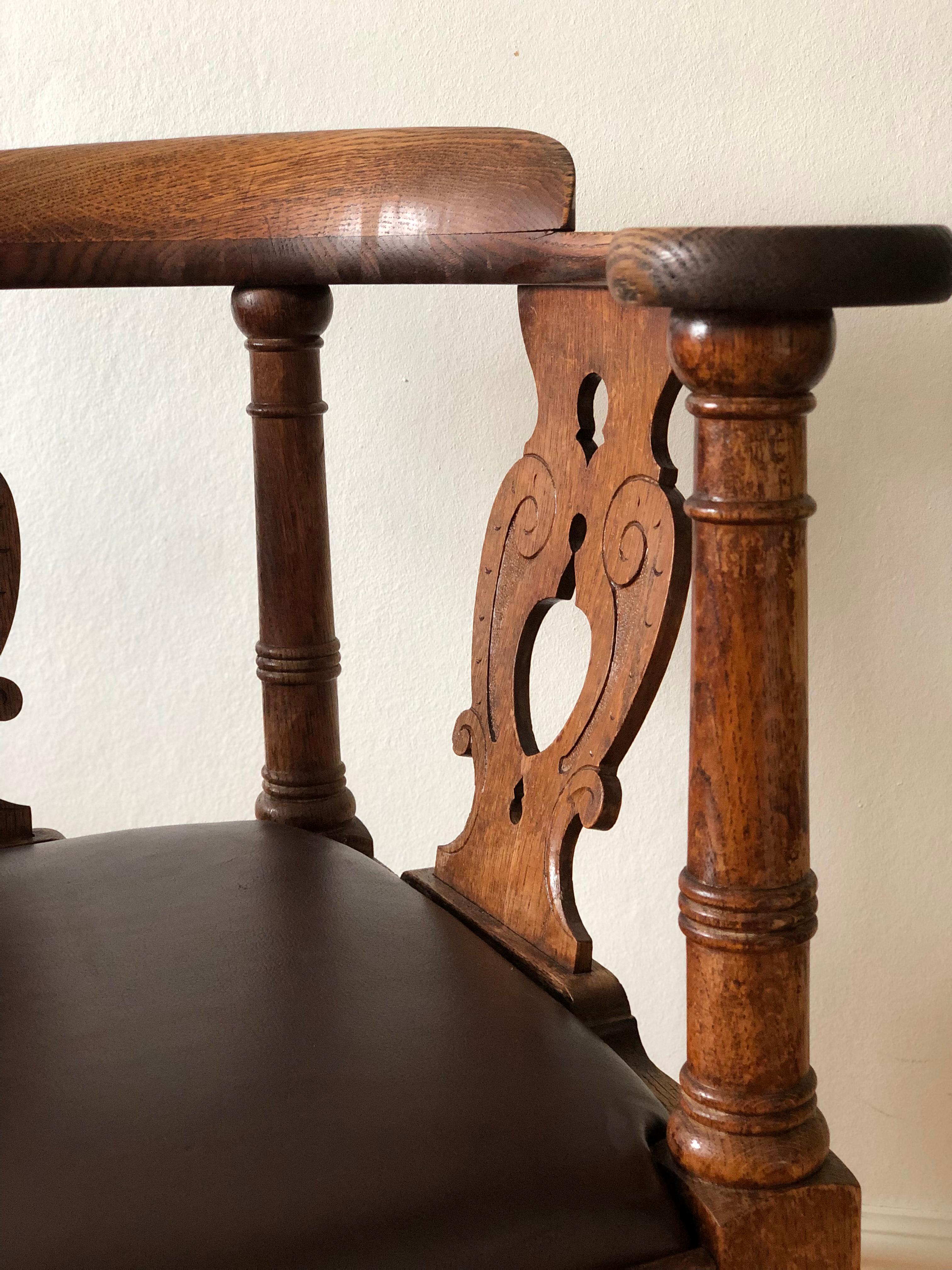 Chaise d'angle ancienne en Oak par Rud Rasmussen, Copenhague Danemark Début du 20e siècle en vente 4