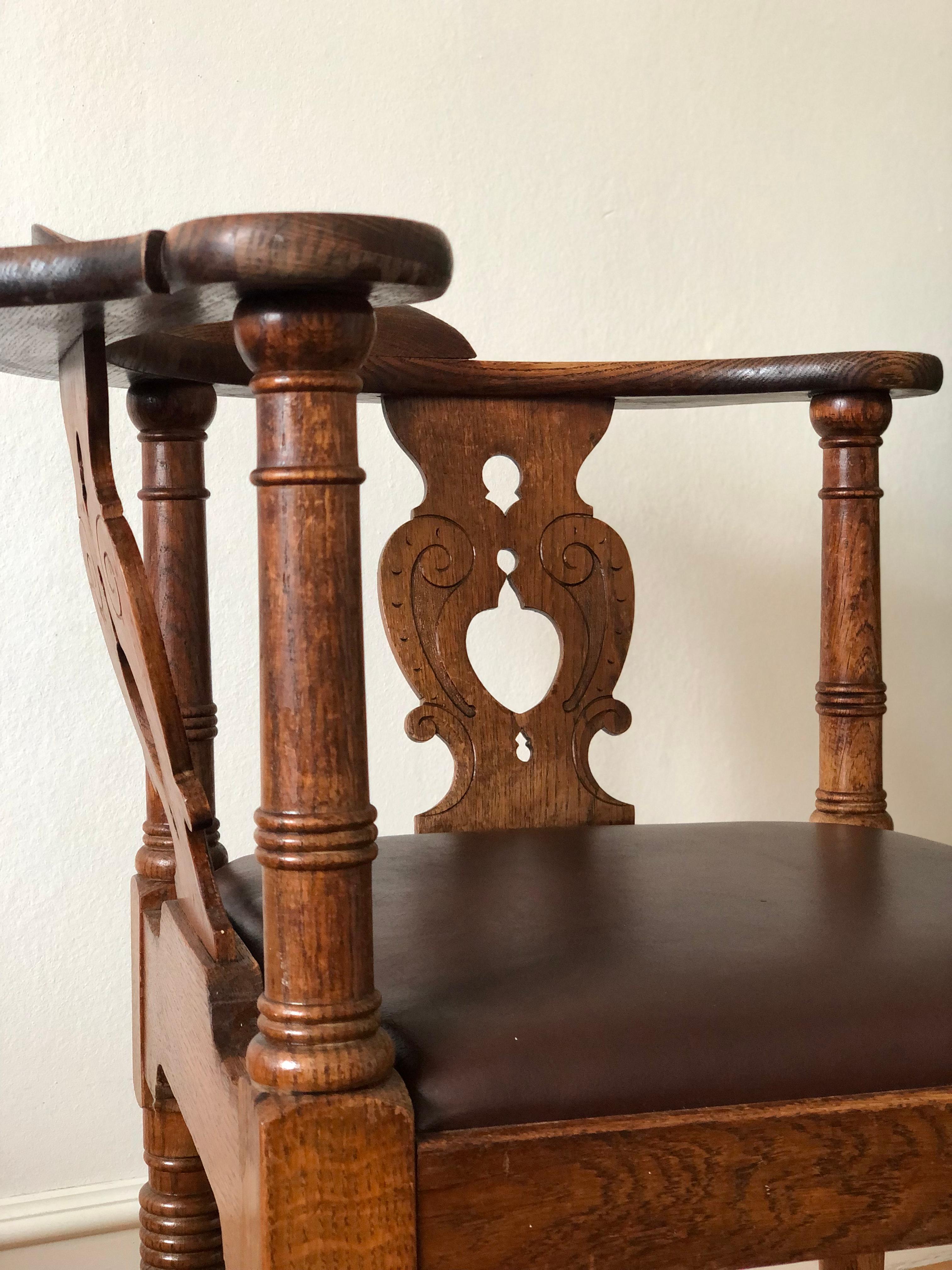 Cette chaise d'angle magnifiquement travaillée a été fabriquée par Rud. Fabrique de meubles en chêne de Rasmussen à Copenhague, Danemark, probablement au début du 20e siècle. Fabriquée en chêne massif, la chaise présente des pieds et des montants