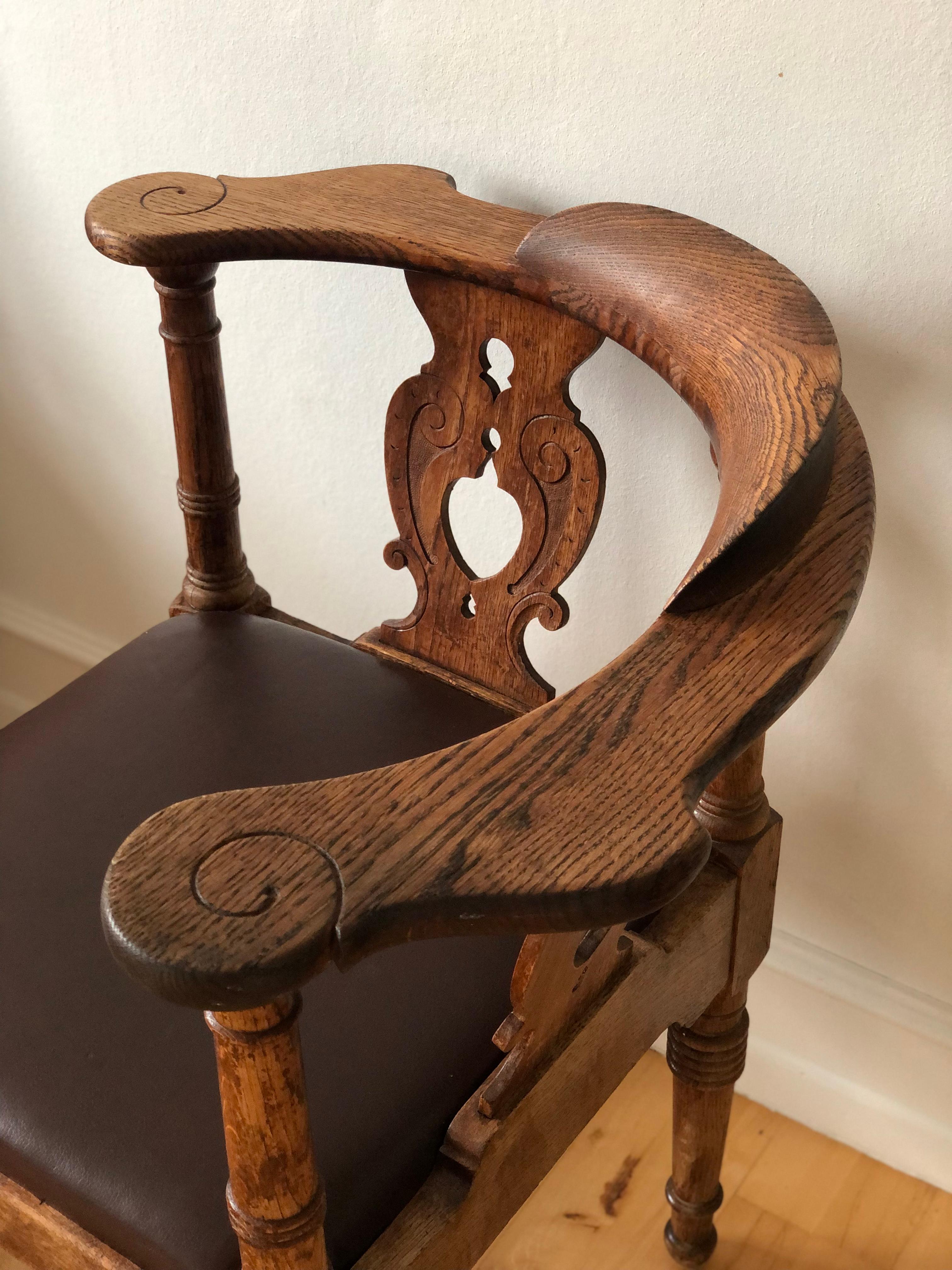 Art déco Chaise d'angle ancienne en Oak par Rud Rasmussen, Copenhague Danemark Début du 20e siècle en vente