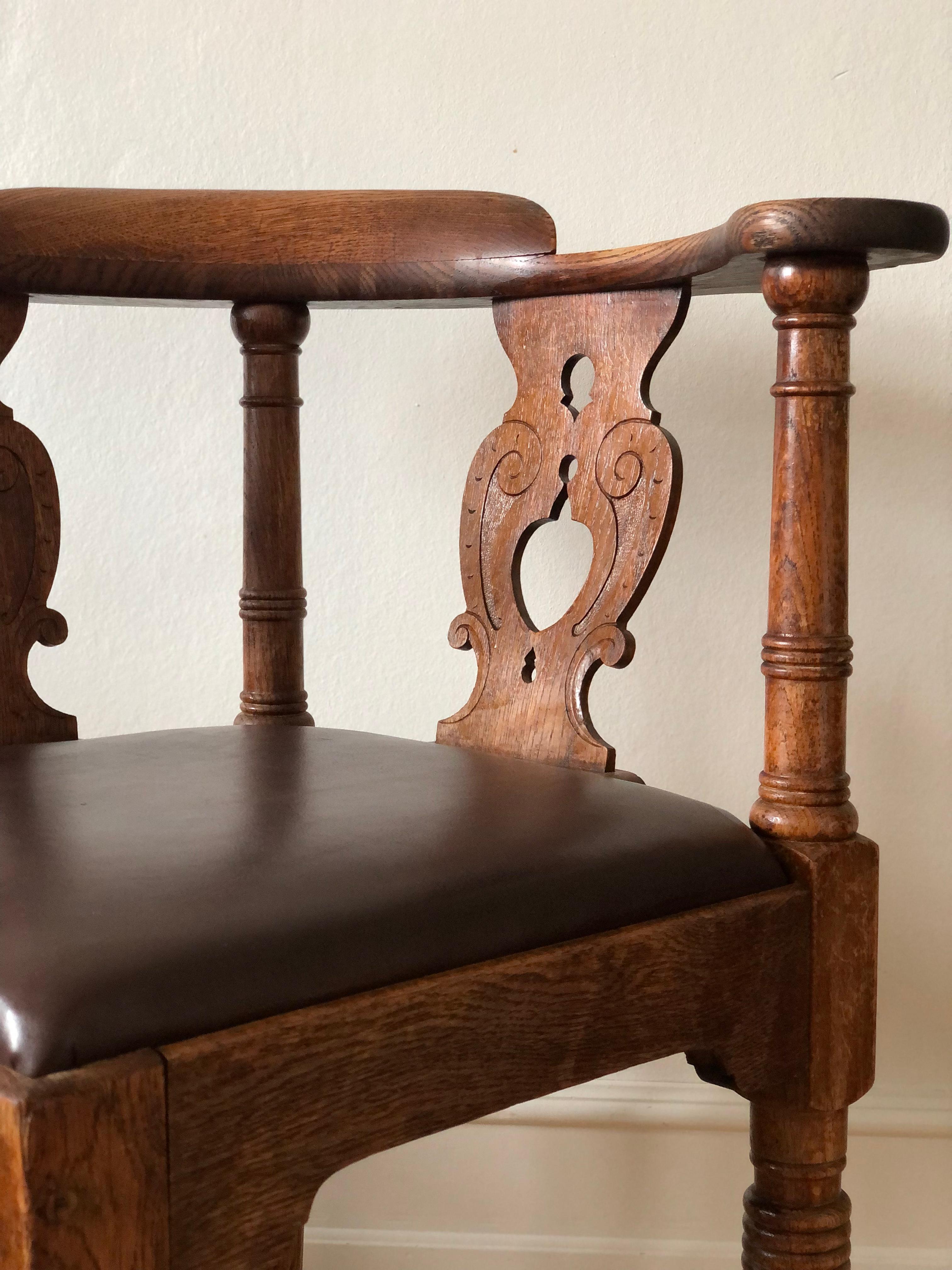 Sculpté à la main Chaise d'angle ancienne en Oak par Rud Rasmussen, Copenhague Danemark Début du 20e siècle en vente
