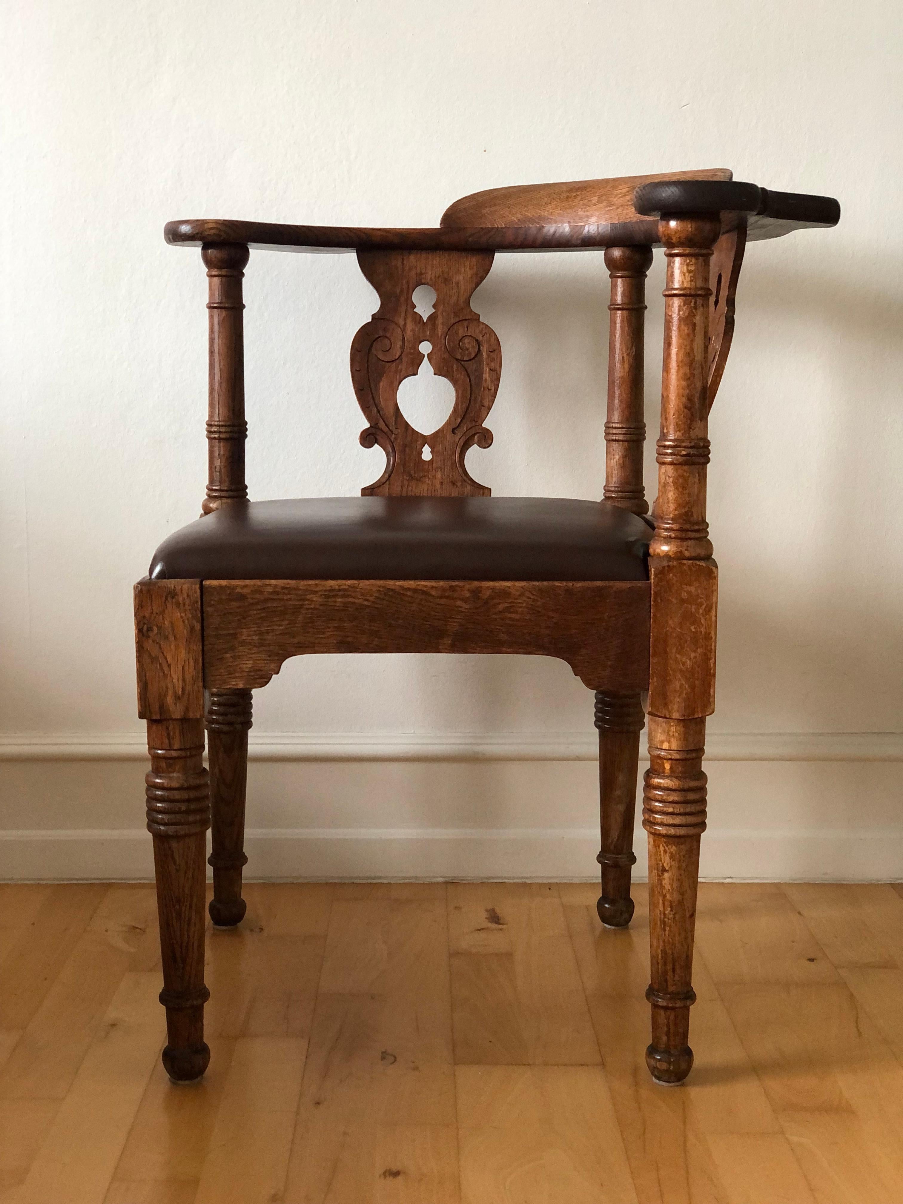 Chaise d'angle ancienne en Oak par Rud Rasmussen, Copenhague Danemark Début du 20e siècle Bon état - En vente à Sakskøbing, DK