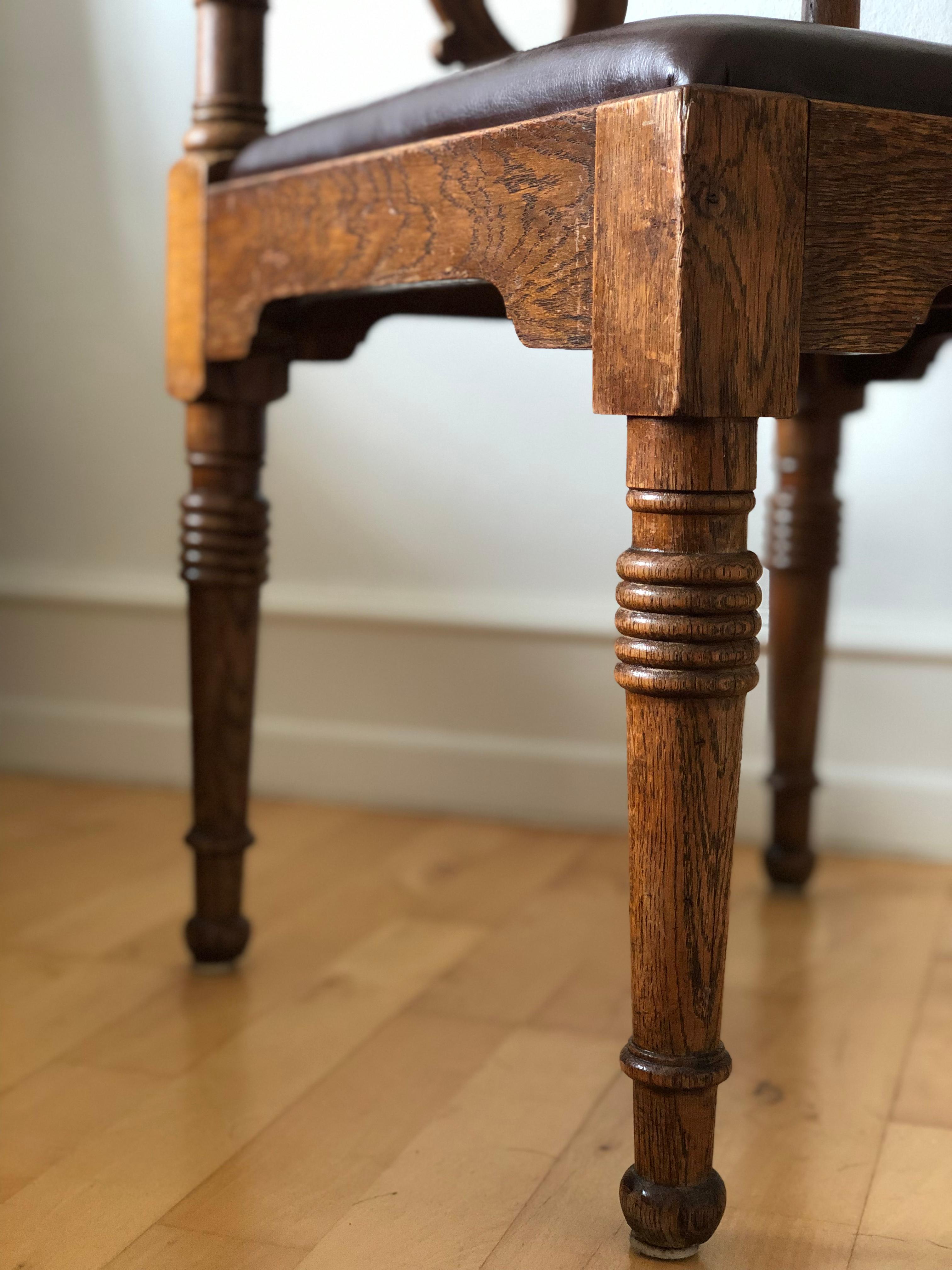 Début du 20ème siècle Chaise d'angle ancienne en Oak par Rud Rasmussen, Copenhague Danemark Début du 20e siècle en vente