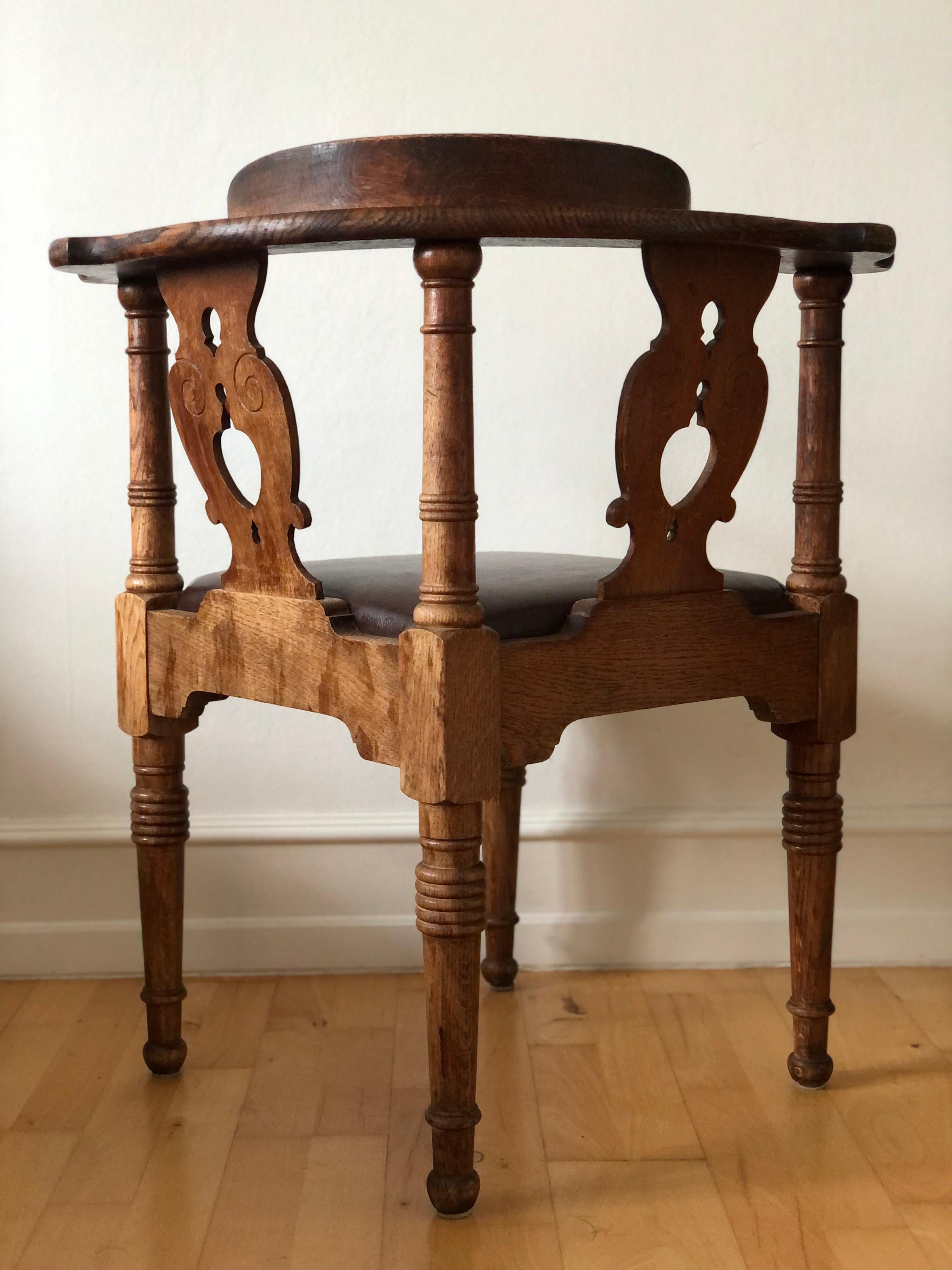Chaise d'angle ancienne en Oak par Rud Rasmussen, Copenhague Danemark Début du 20e siècle en vente 1