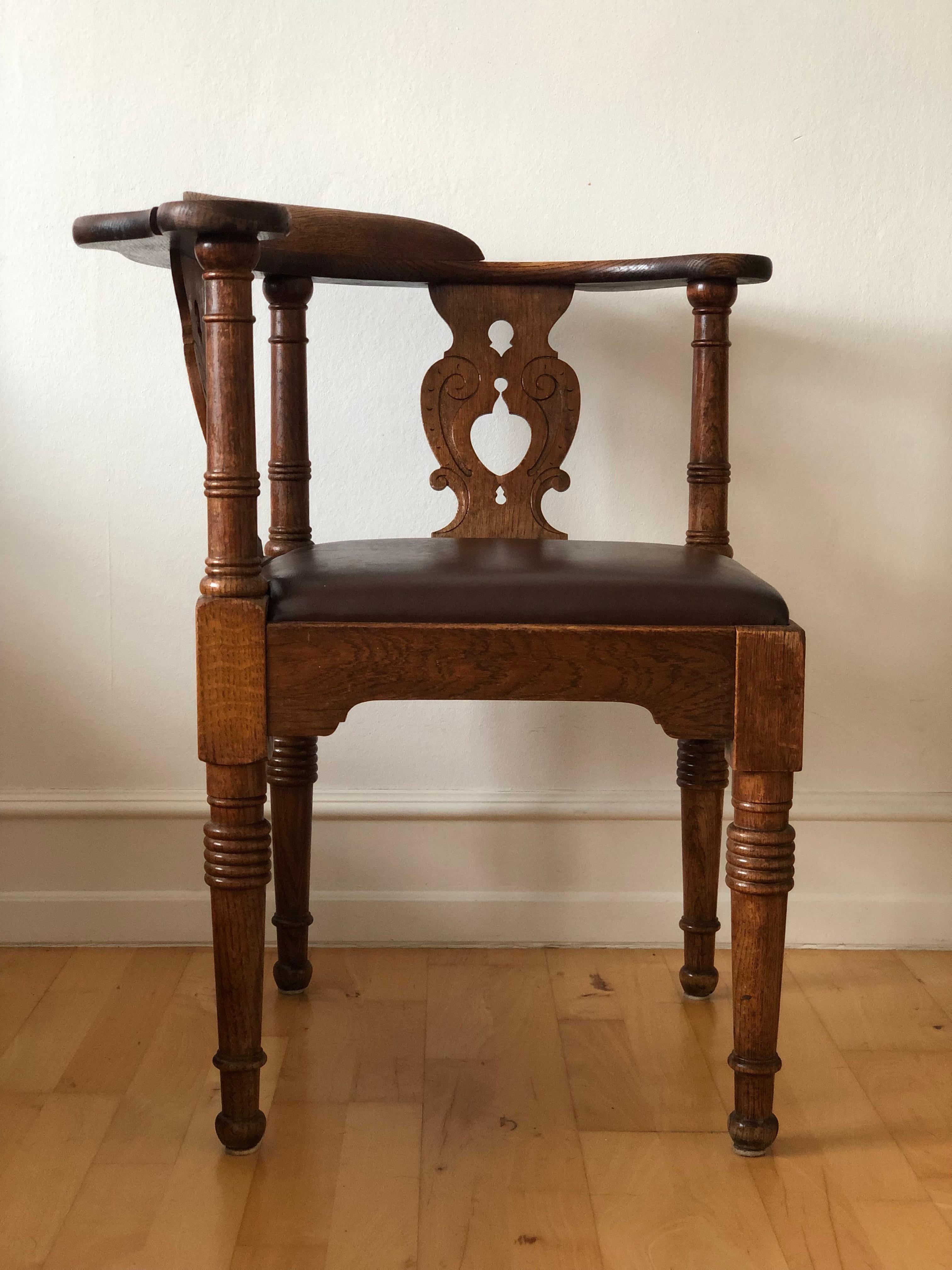 Chaise d'angle ancienne en Oak par Rud Rasmussen, Copenhague Danemark Début du 20e siècle en vente 2