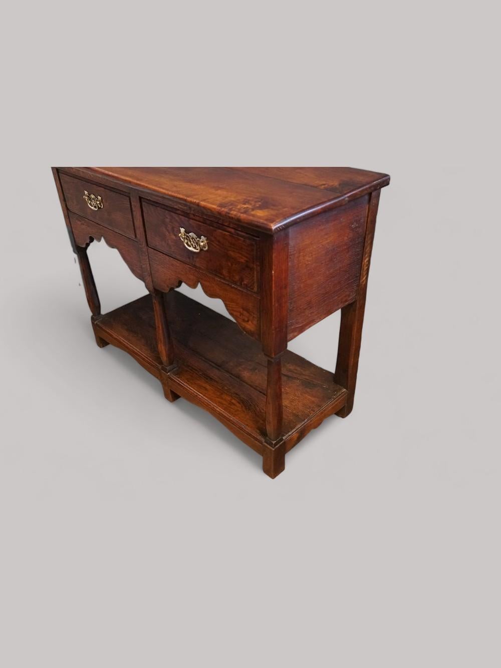 Antique oak cottage dresser base
Here we are pleased to offer you this Antique oak cottage dresser base that was made circa 1850.
It is of a great small size and so can fit into most places around your home.
It is fitted 2 drawers with brass fret