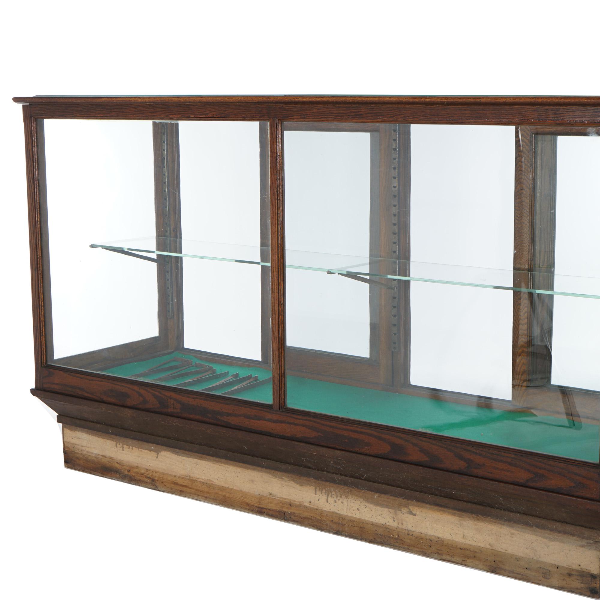Primitif Ancienne vitrine de magasin de campagne en Oak, modèle de sol, signée Saginaw, c1920 en vente