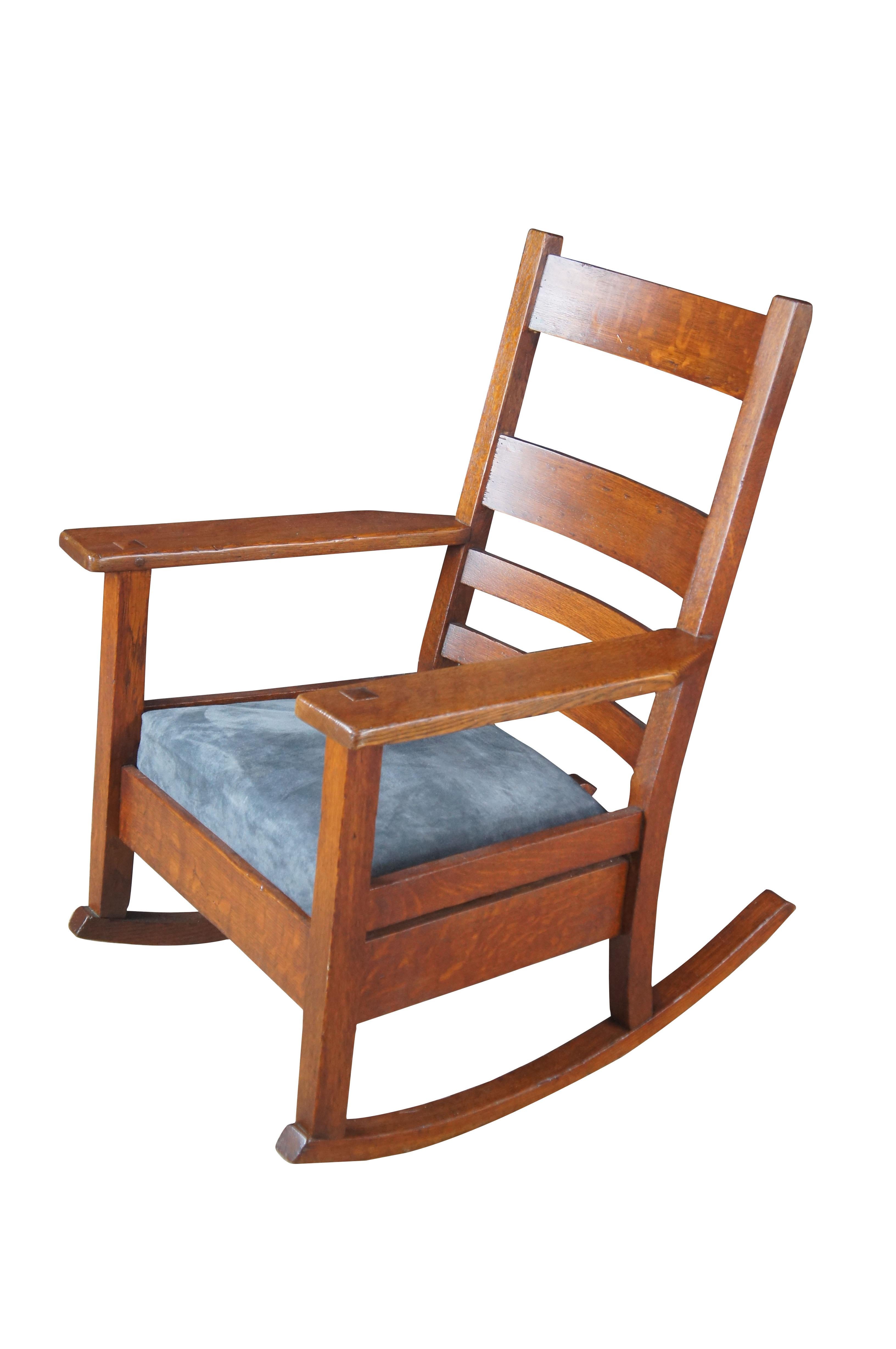 Antike Eiche Craft Mission Arts & Crafts Schaukelstuhl Schaukelstuhl Wildleder Sitz Michigan (Missionsstil) im Angebot