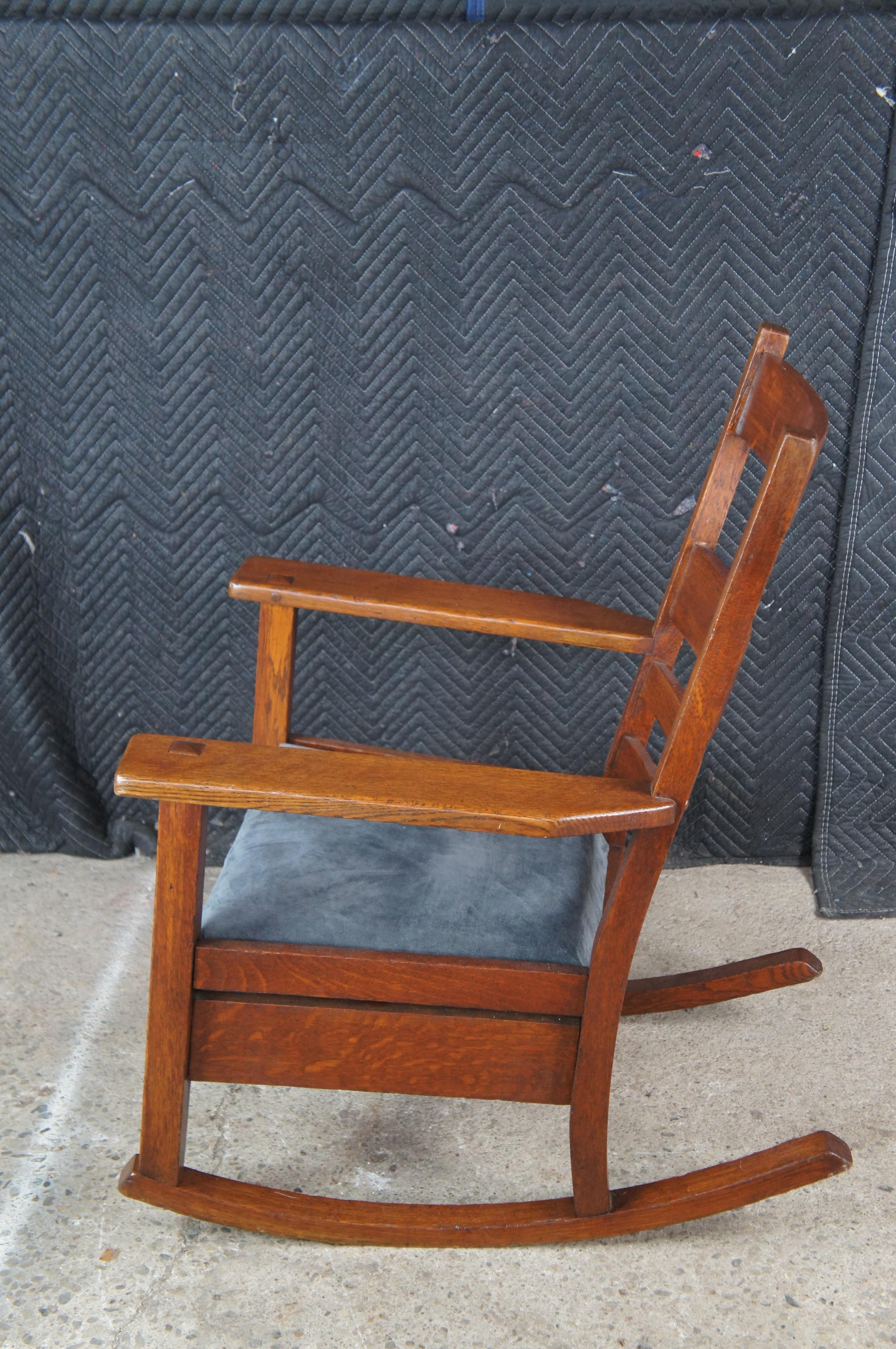 Antike Eiche Craft Mission Arts & Crafts Schaukelstuhl Schaukelstuhl Wildleder Sitz Michigan (amerikanisch) im Angebot