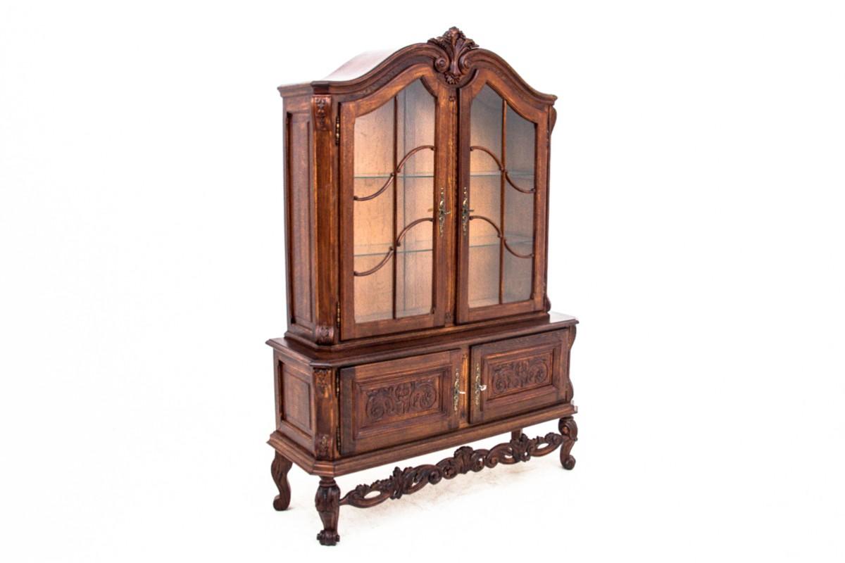 A stylish Ludwik glass-case from around 1890. Antique furniture with a more beautiful form will give elegance to any interior. The whole is beautifully decorated with woodcarving, rests on heavily carved legs.

Furniture in very good condition,