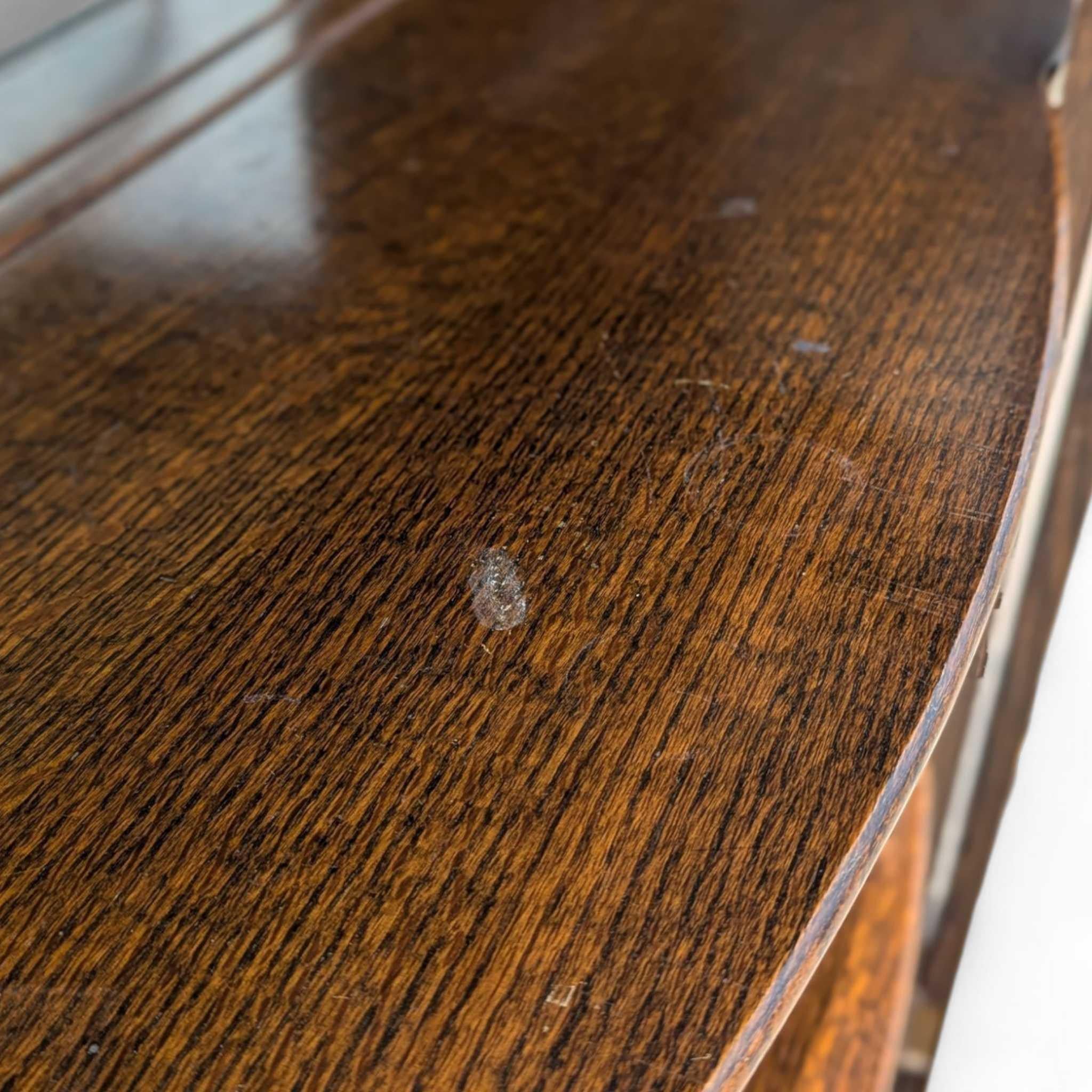 Antigua vitrina de cristal curvada de roble con patas de garra, principios del siglo XX en venta 6