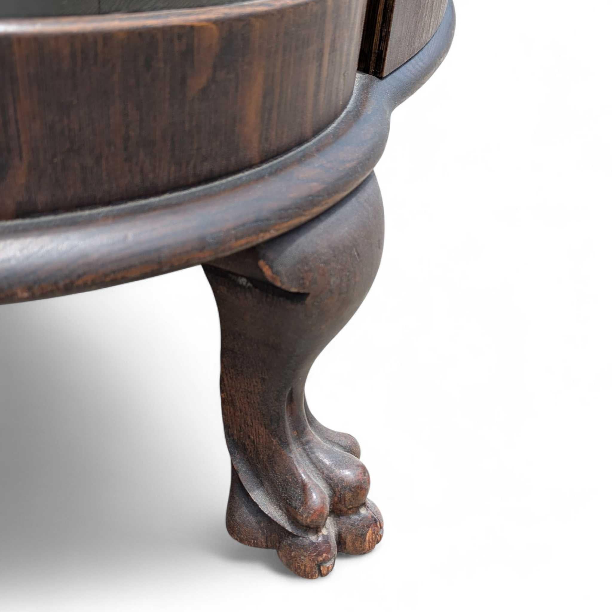 Antigua vitrina de cristal curvada de roble con patas de garra, principios del siglo XX en venta 9