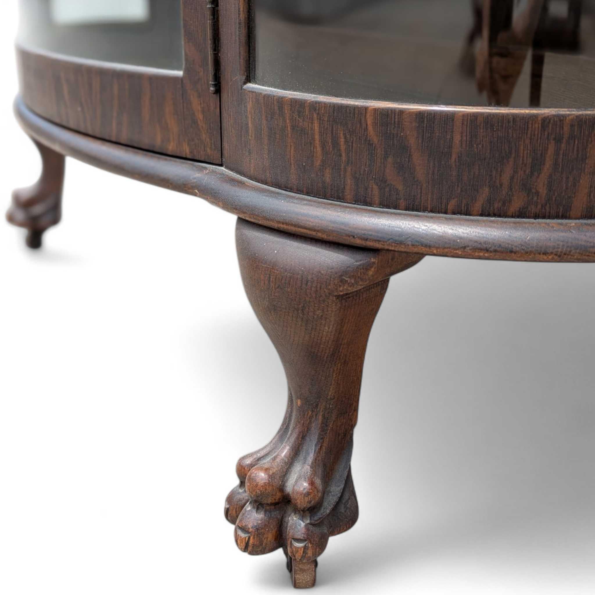 Antigua vitrina de cristal curvada de roble con patas de garra, principios del siglo XX en venta 10