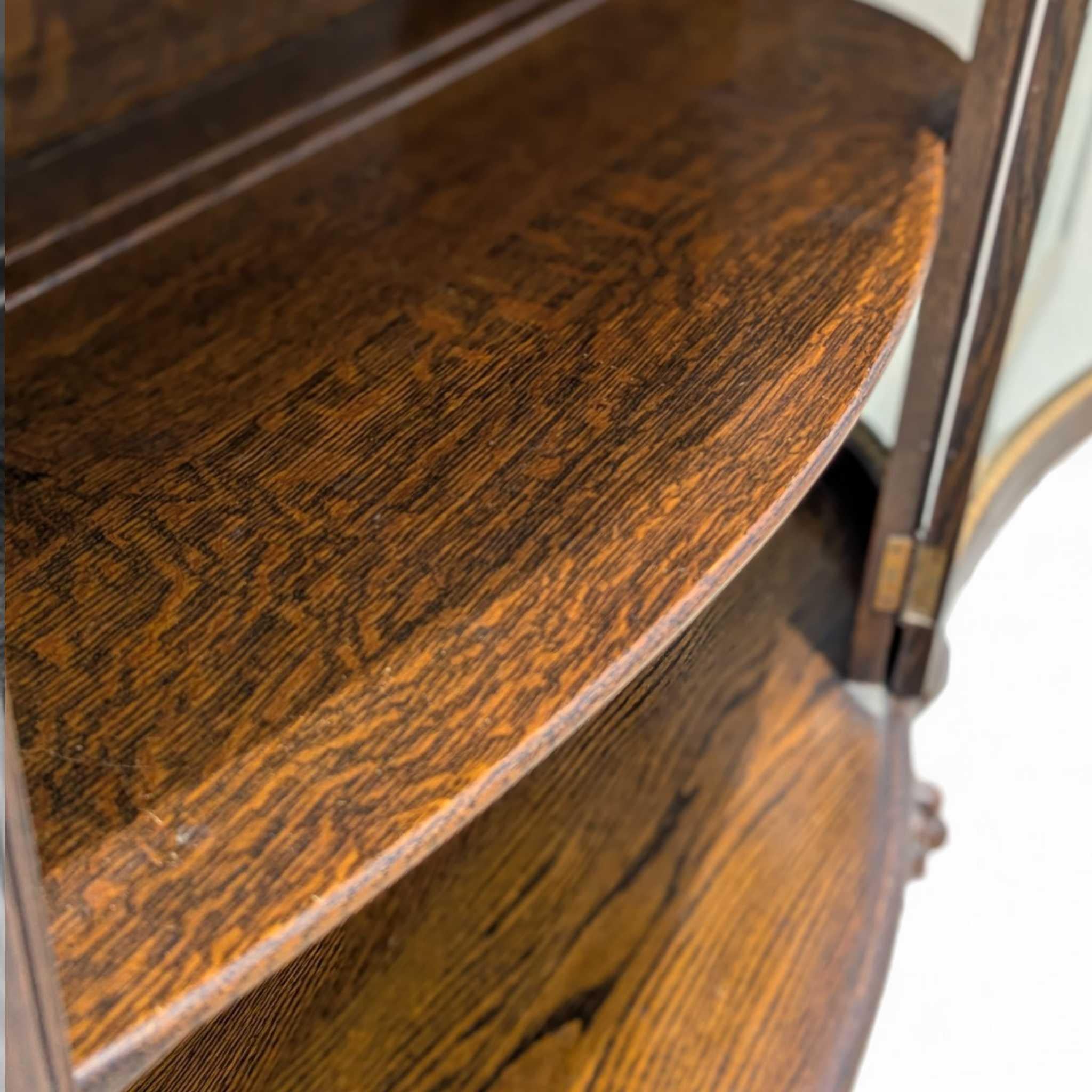 Antigua vitrina de cristal curvada de roble con patas de garra, principios del siglo XX en venta 14