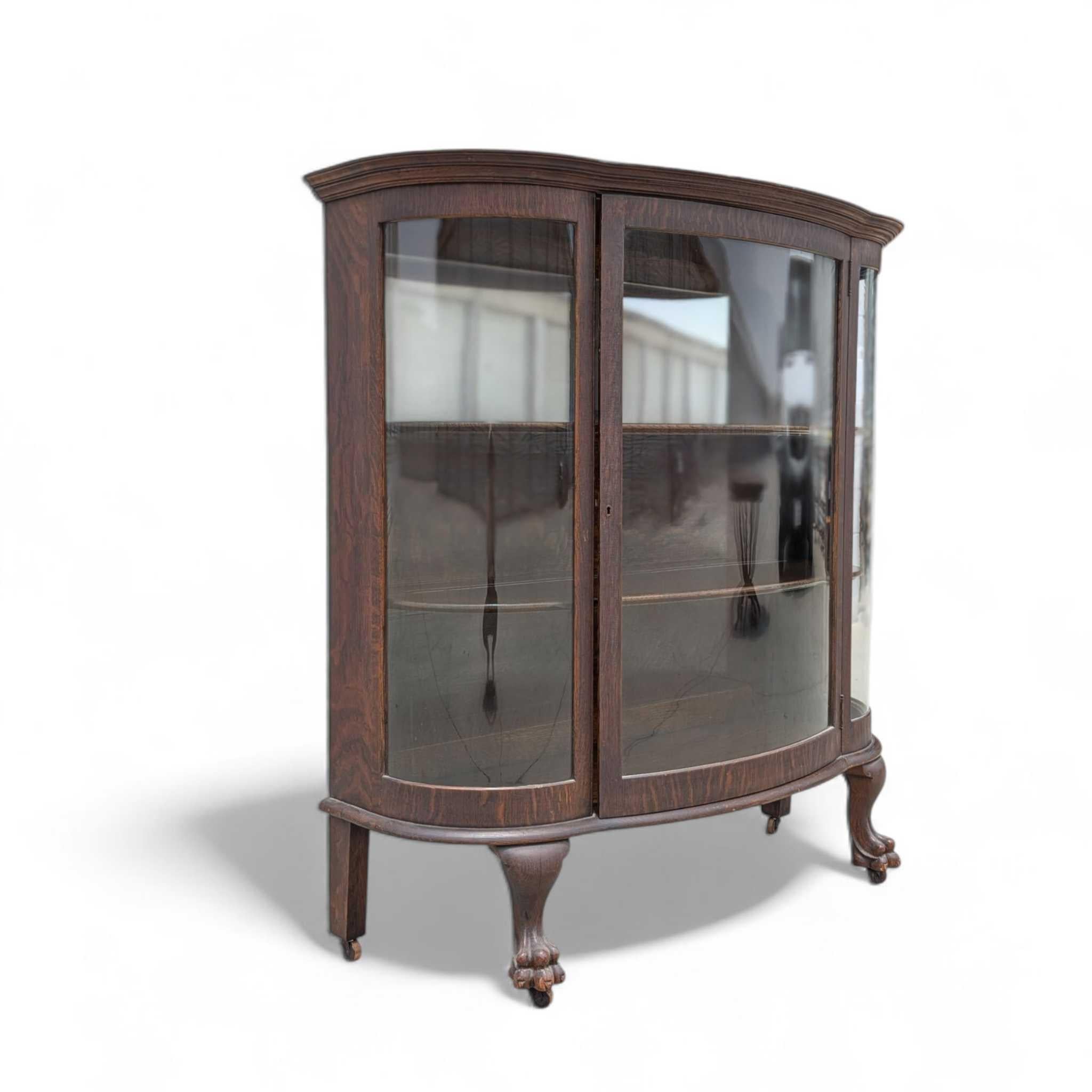 Antigua vitrina de cristal curvada de roble con patas de garra, principios del siglo XX en venta 15