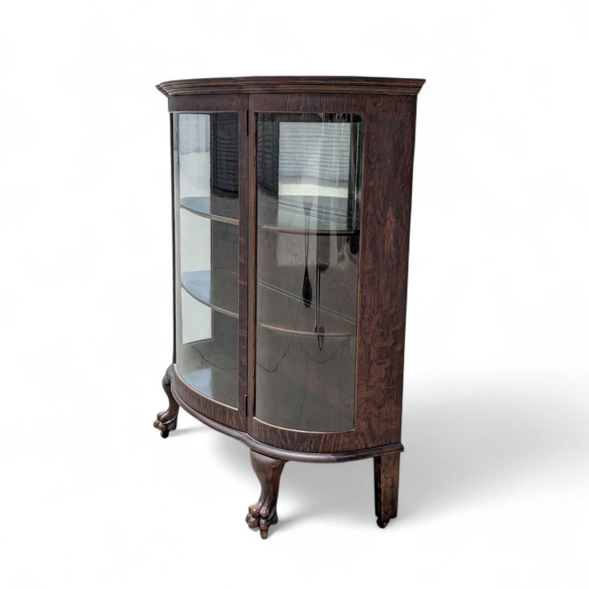 Antigua vitrina de cristal curvada de roble con patas de garra, principios del siglo XX Vidrio en venta