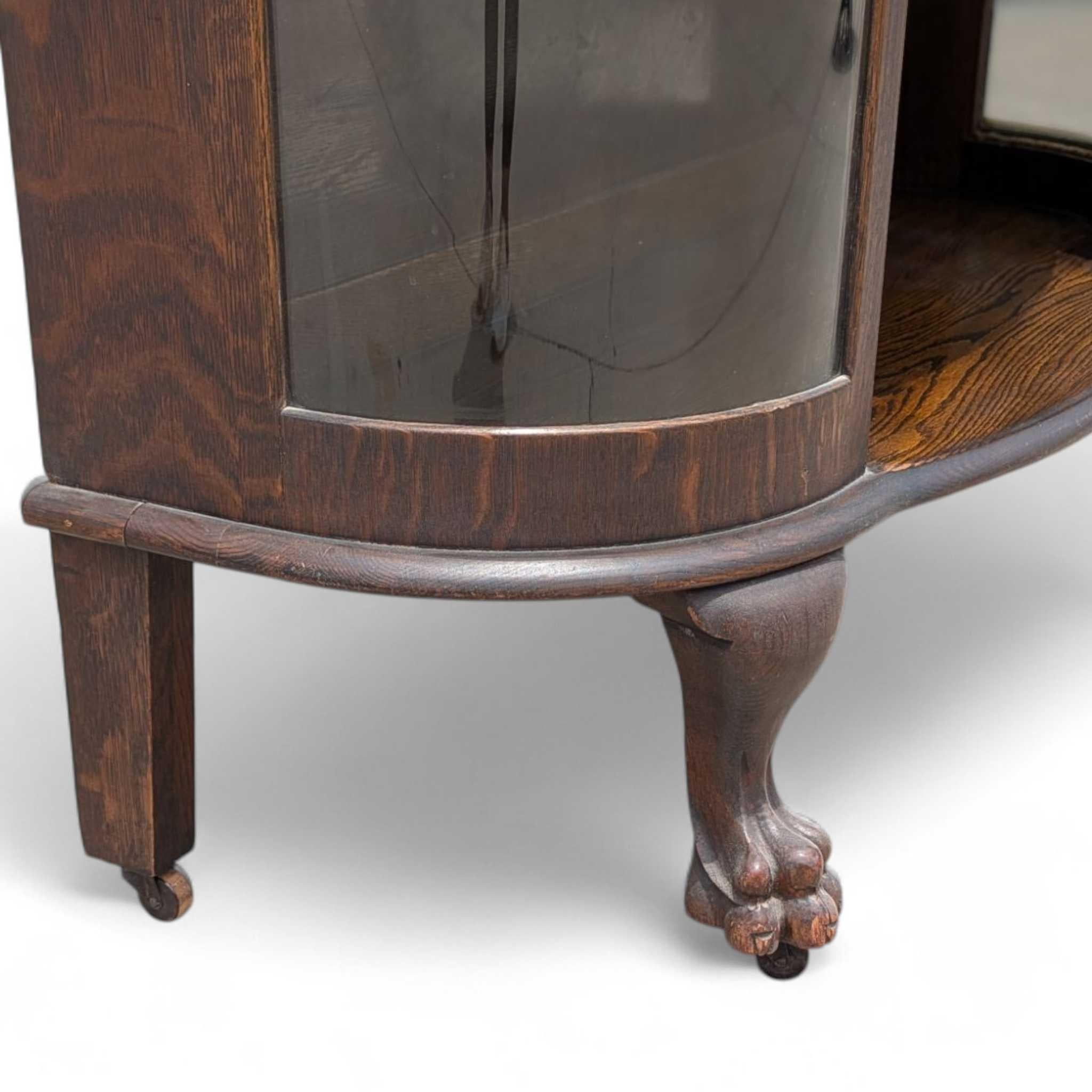 Antigua vitrina de cristal curvada de roble con patas de garra, principios del siglo XX en venta 1