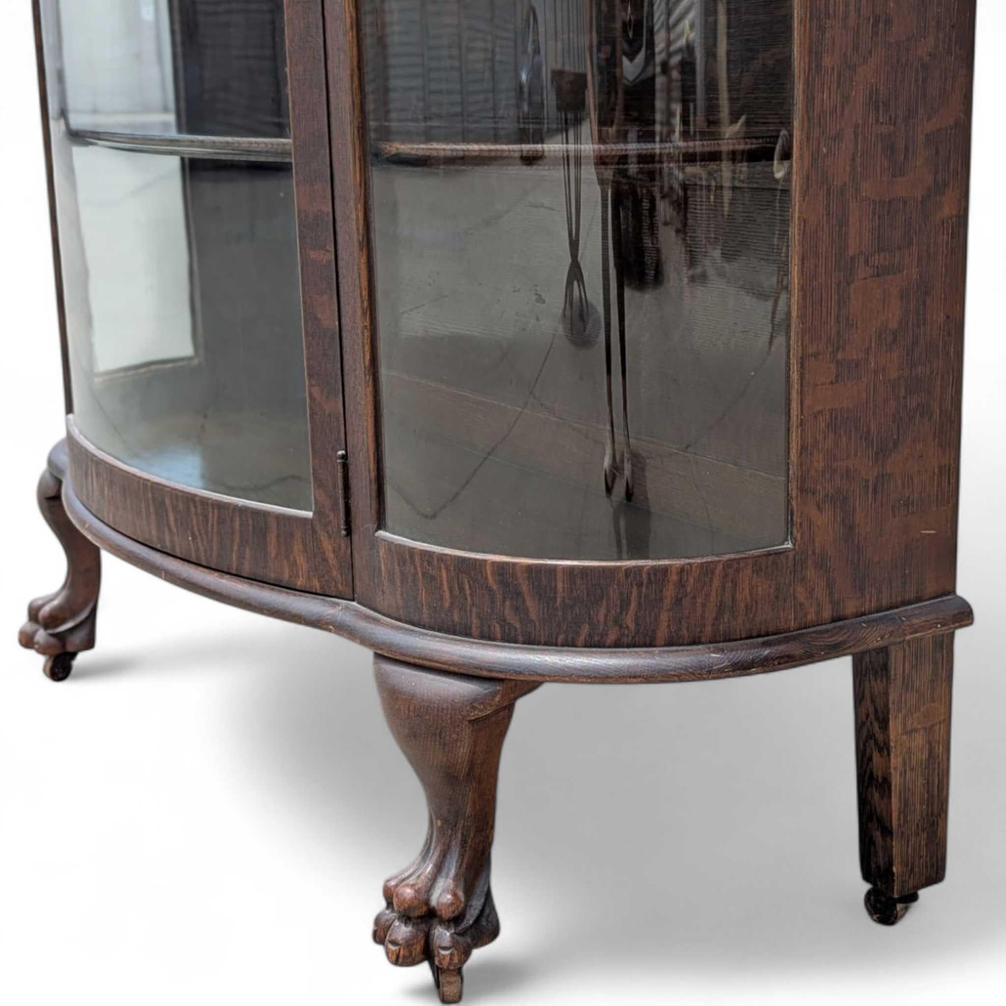 Antigua vitrina de cristal curvada de roble con patas de garra, principios del siglo XX en venta 2