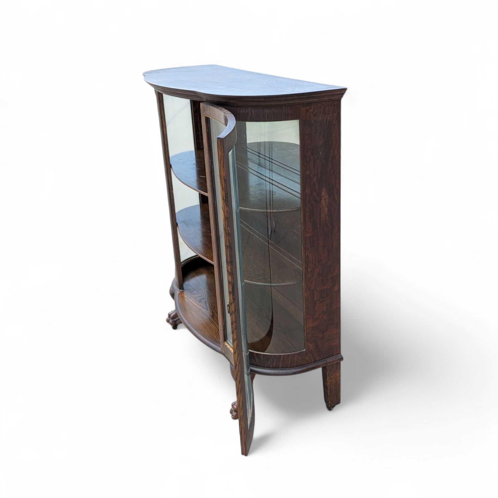 Antigua vitrina de cristal curvada de roble con patas de garra, principios del siglo XX en venta 4