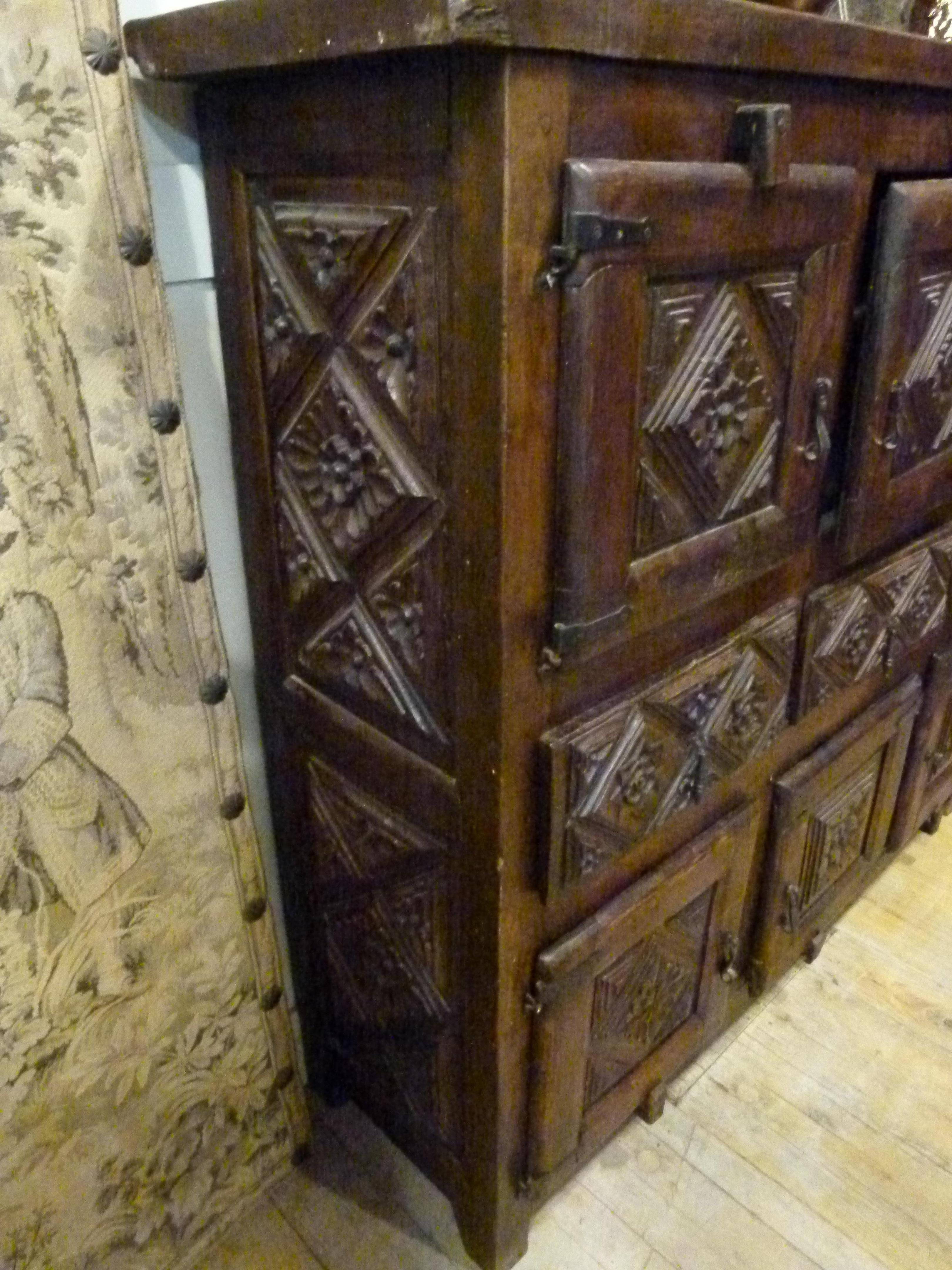 Antique Oak Dinning Cabinet in Rustic Style In Good Condition In Vulpellac, Girona