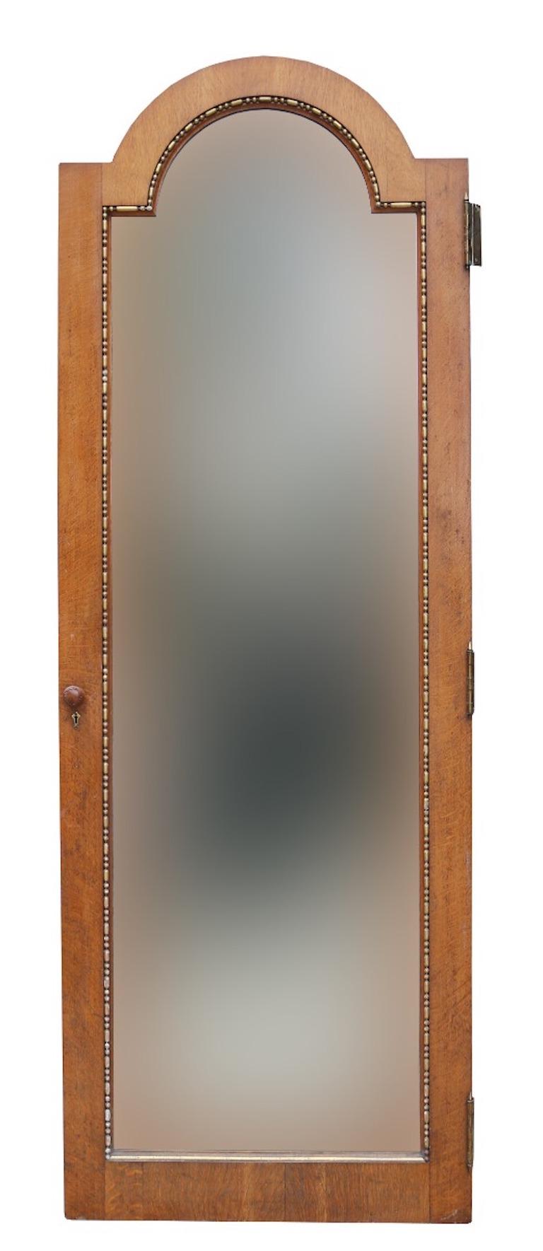 Une porte de bonne qualité avec une plaque de miroir d'origine et un dos à panneaux. La porte est décorée de perles et d'enroulements dorés, avec une serrure, une clé et des charnières.

Dimensions supplémentaires :

Hauteur (épaule) 197,5 cm.