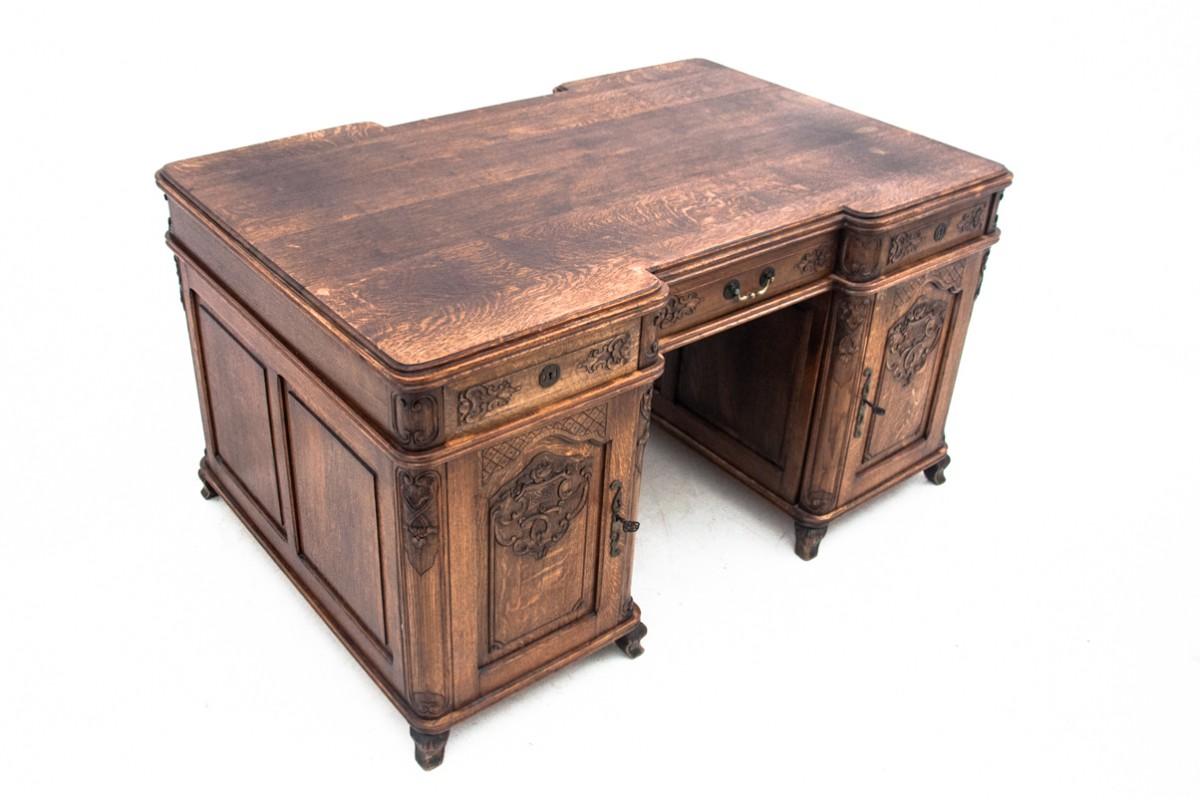 Escritorio antiguo de doble cara de roble. 
El mueble data de alrededor de 1890.
Material: madera: roble.
Dimensiones: altura 81 cm / anchura 150 cm / profundidad 99 cm.