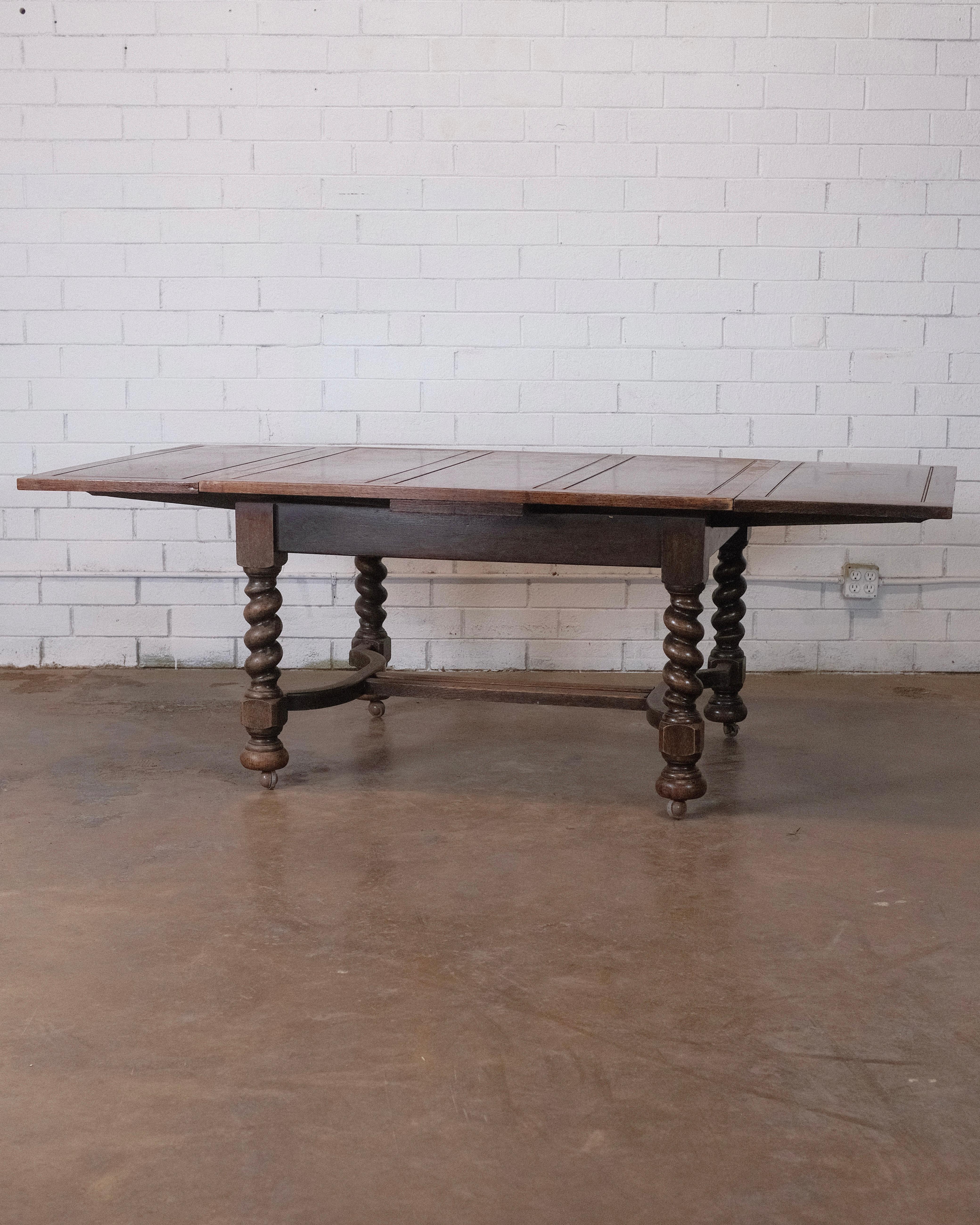20ième siècle Table de salle à manger à tiroirs en Oak antique en vente