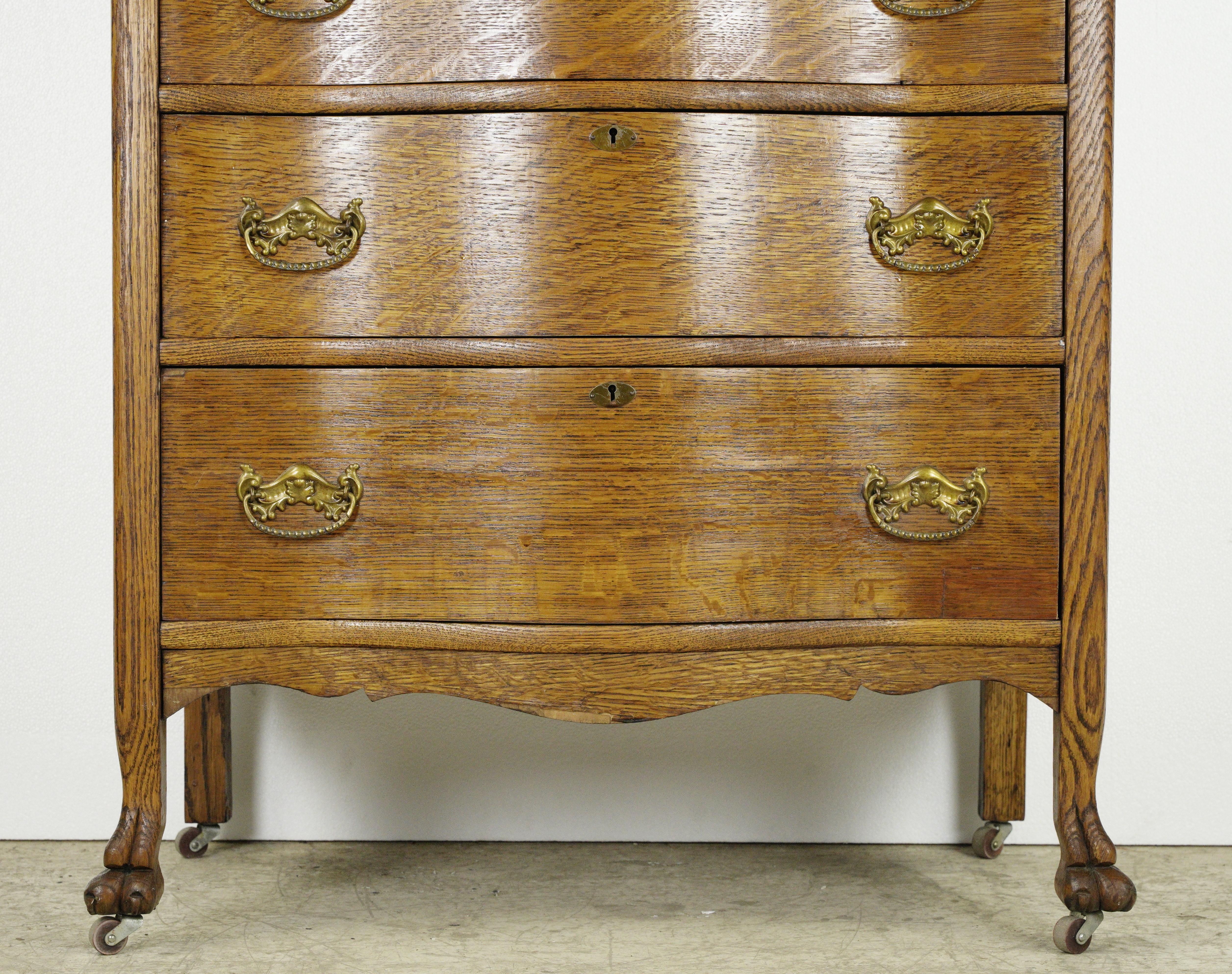 Antique Oak Dresser w 7 Dovetailed Drawers + Casters In Good Condition For Sale In New York, NY
