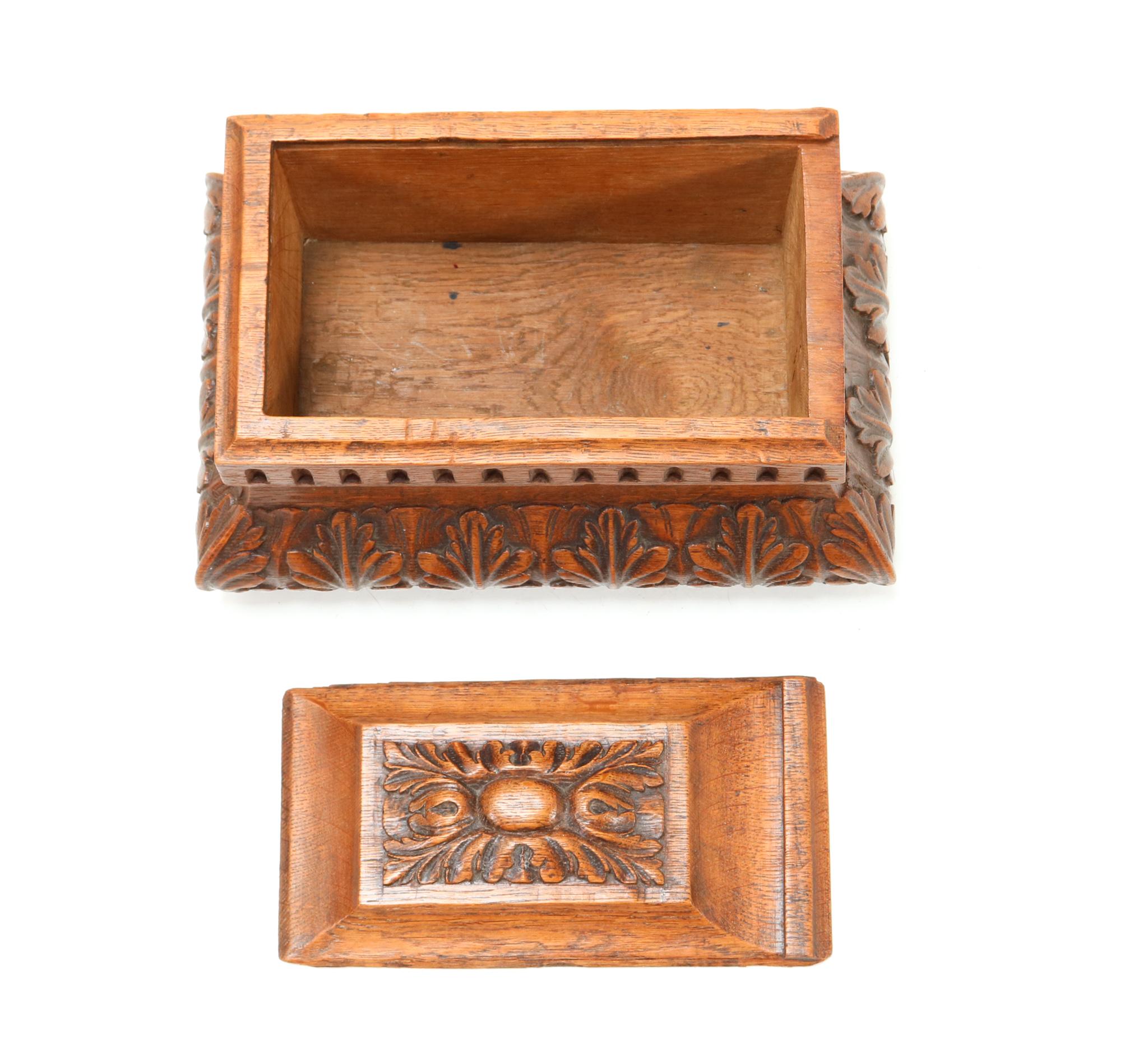 Impresionante y rara Caja decorativa antigua.
Llamativo diseño holandés del siglo XIX.
Roble macizo con elementos bellamente tallados a mano.
La parte superior original de la caja se desliza.
Esta maravillosa caja decorativa antigua está en buen