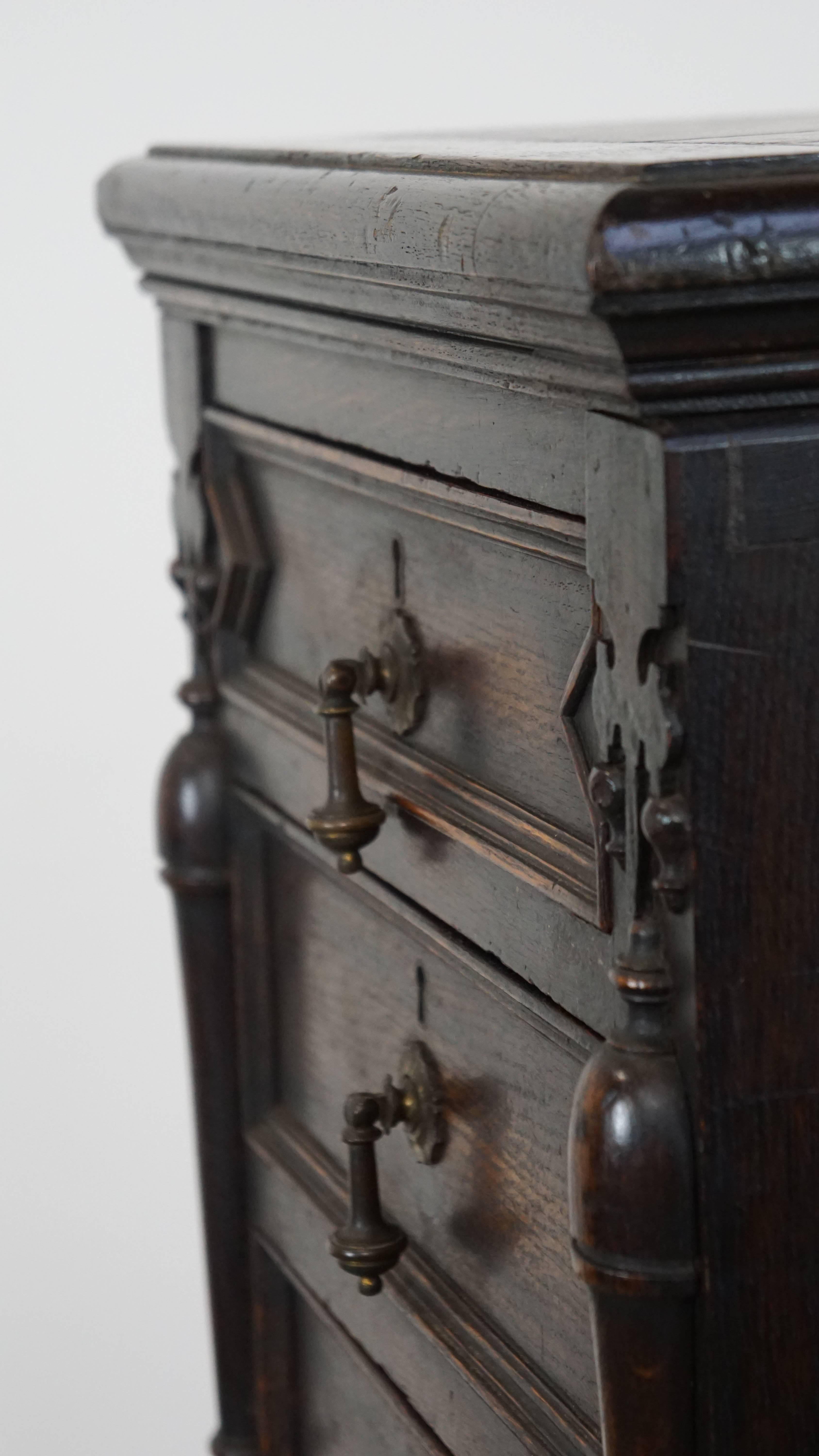 Armoire anglaise ancienne en chêne du 19ème siècle en vente 3