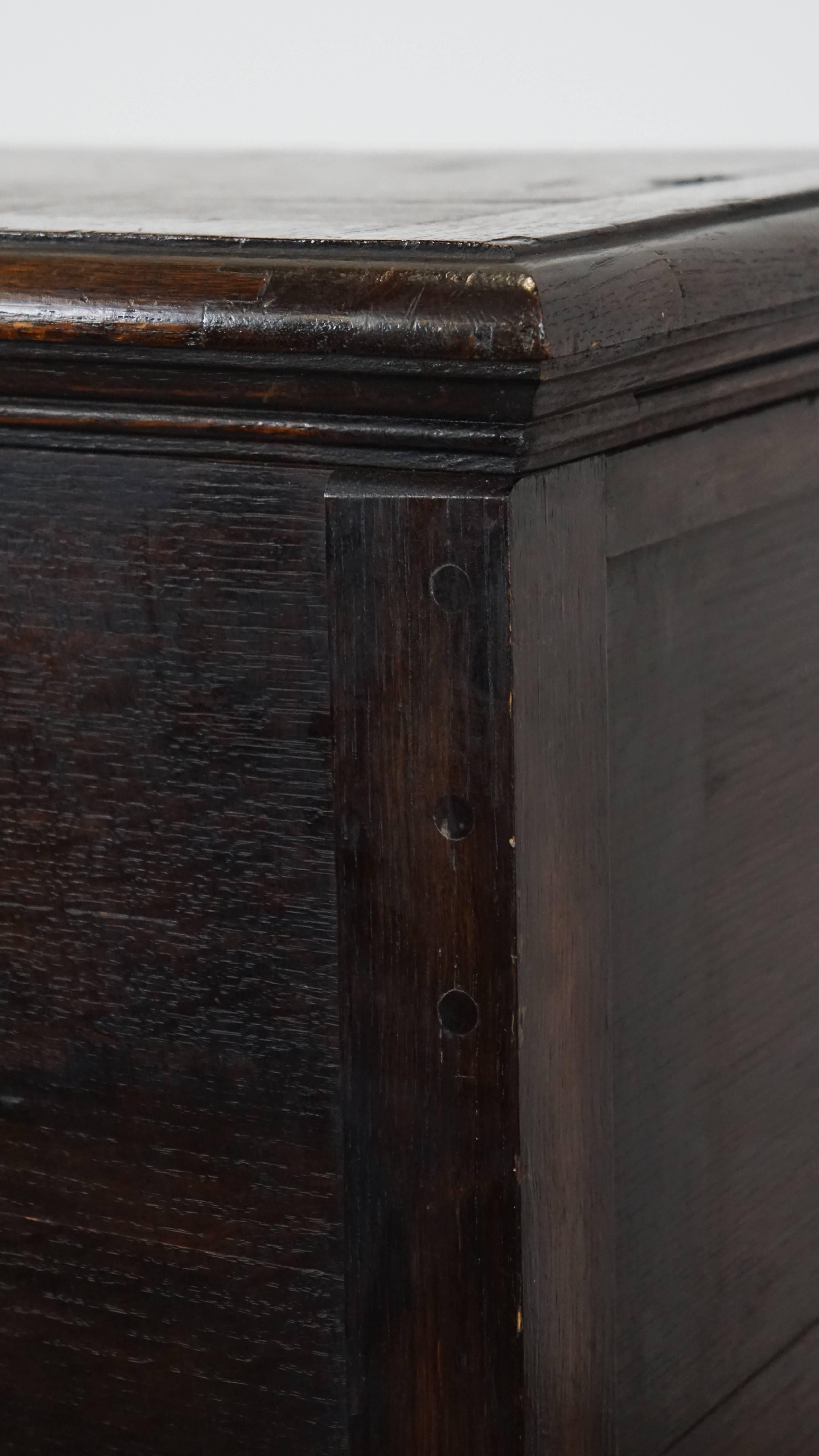 Armoire anglaise ancienne en chêne du 19ème siècle en vente 4