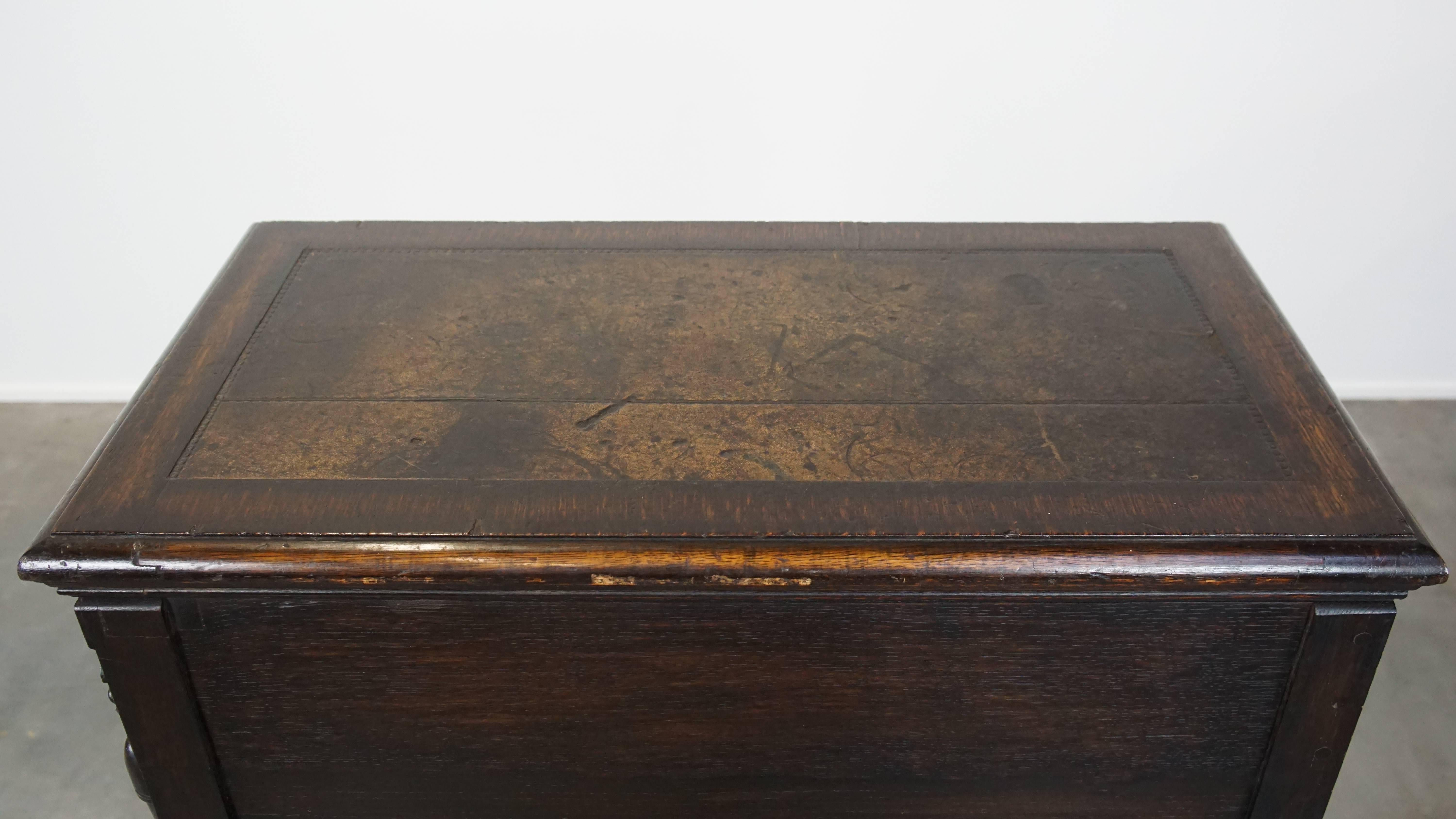 Armoire anglaise ancienne en chêne du 19ème siècle en vente 5