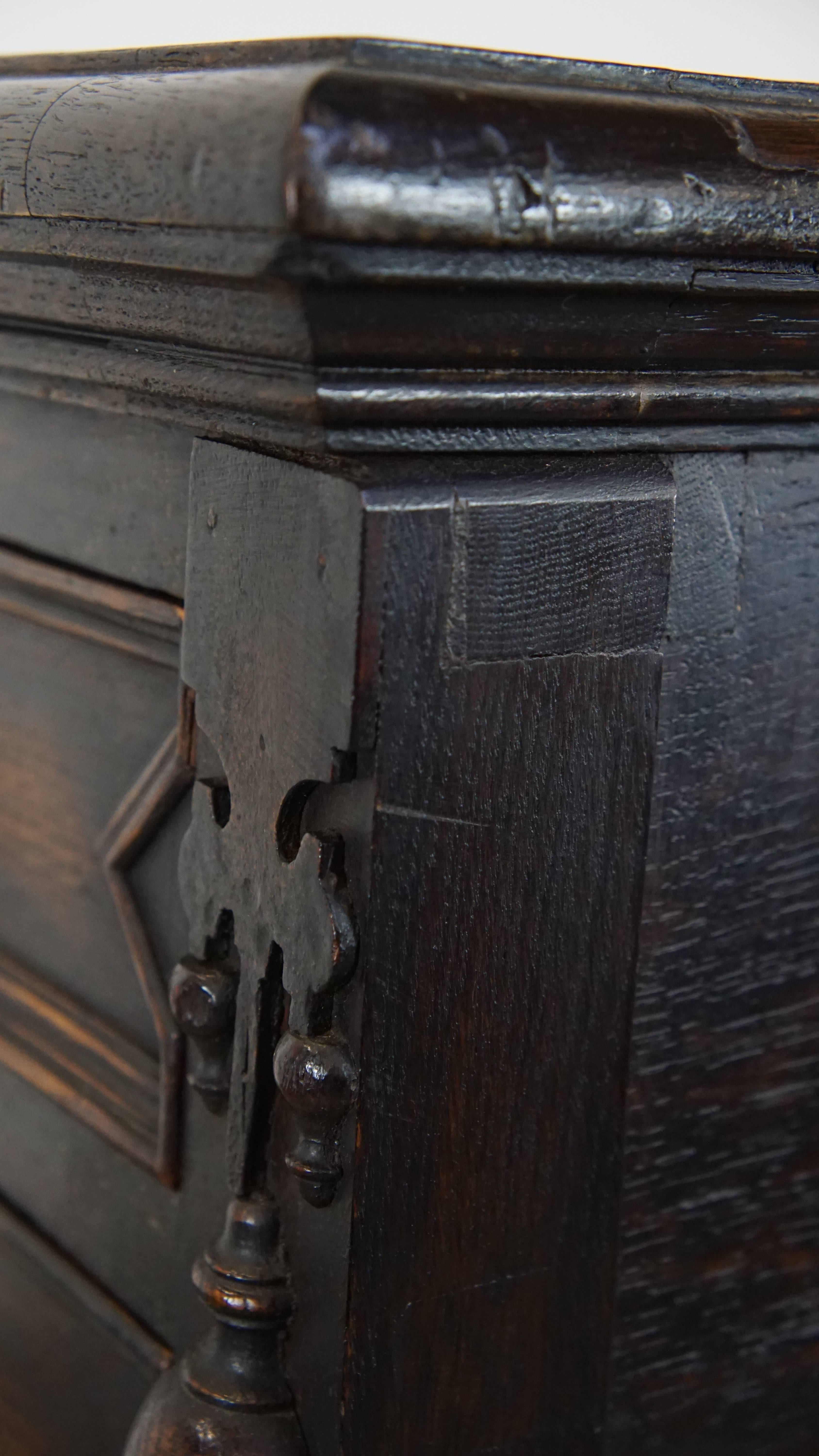 Armoire anglaise ancienne en chêne du 19ème siècle en vente 6