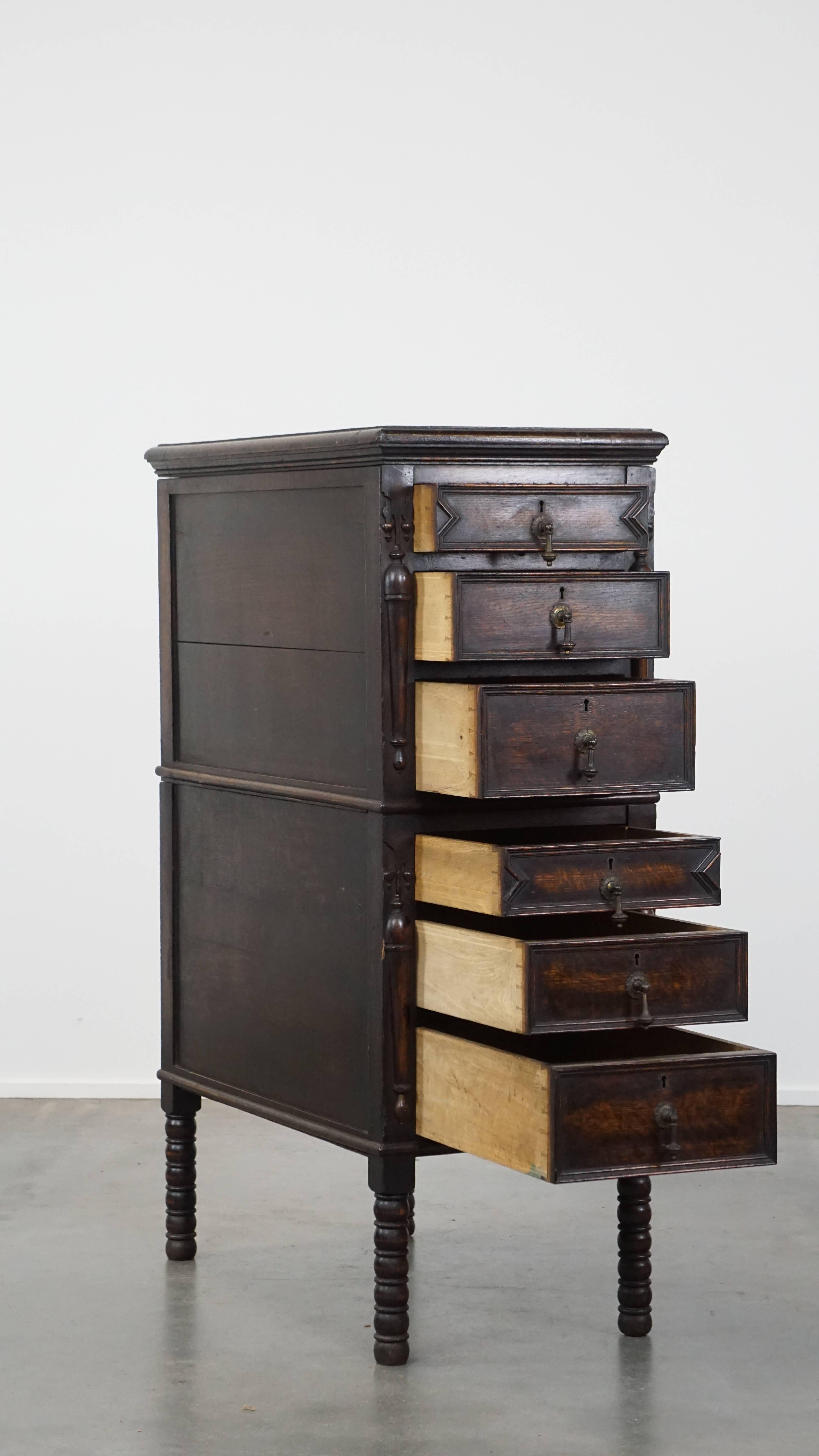 Une pièce unique pour les collectionneurs et les amateurs ! Ce superbe classeur anglais ancien est fabriqué en chêne et date du milieu du XIXe siècle. Il est doté d'un dessus en cuir et regorge de charmants détails originaux. Avec son design