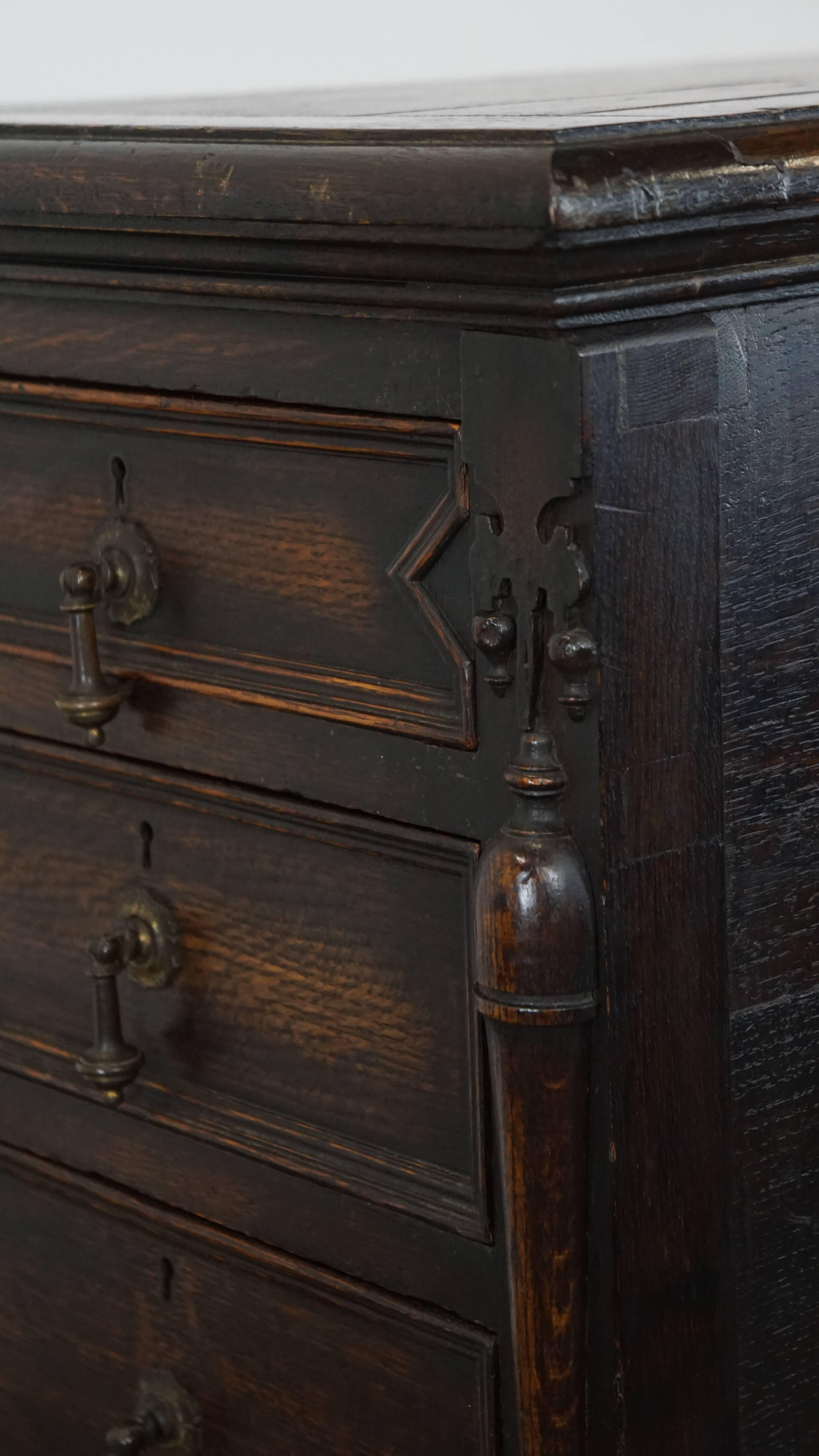 Armoire anglaise ancienne en chêne du 19ème siècle en vente 1