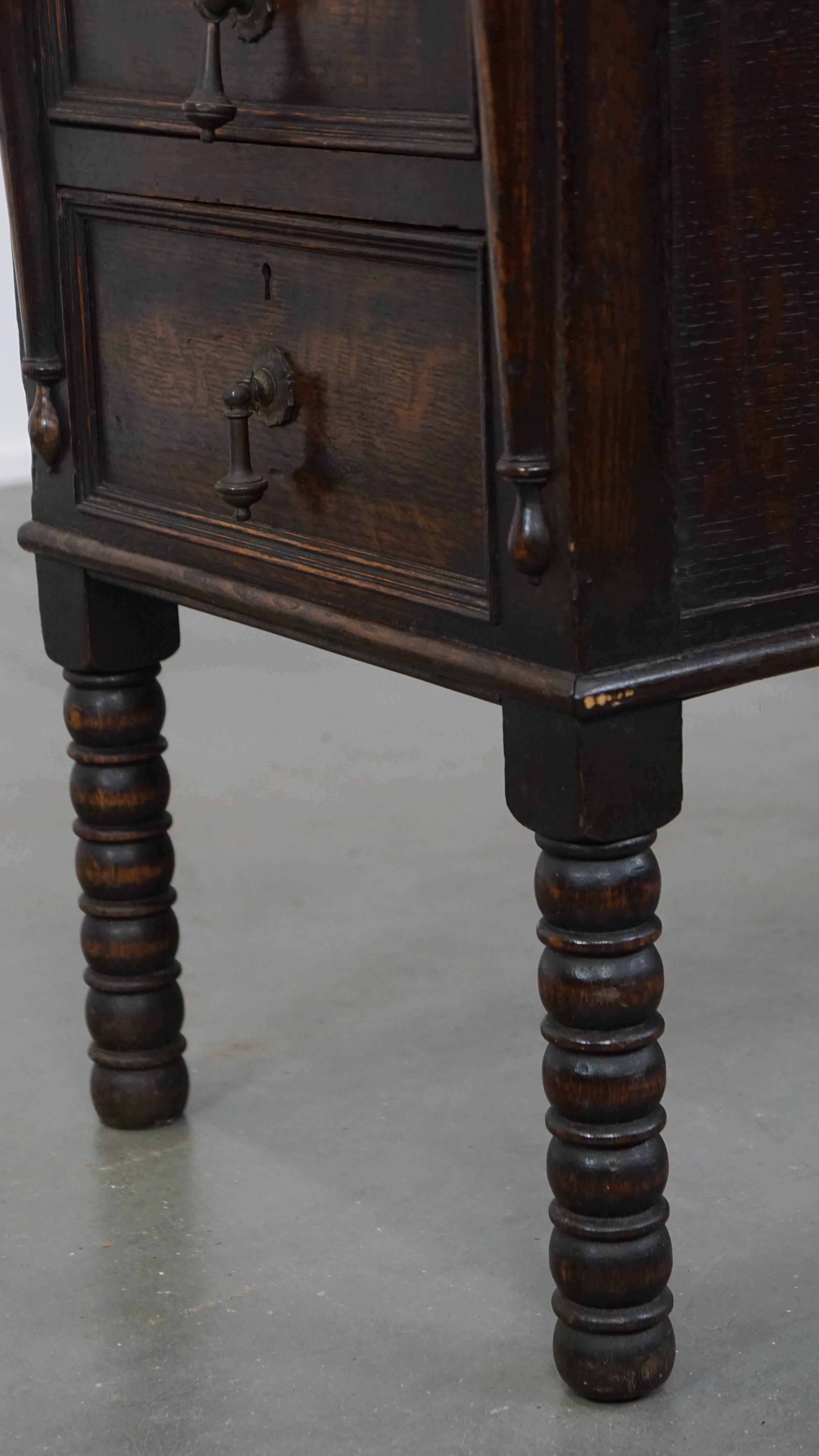 Armoire anglaise ancienne en chêne du 19ème siècle en vente 2