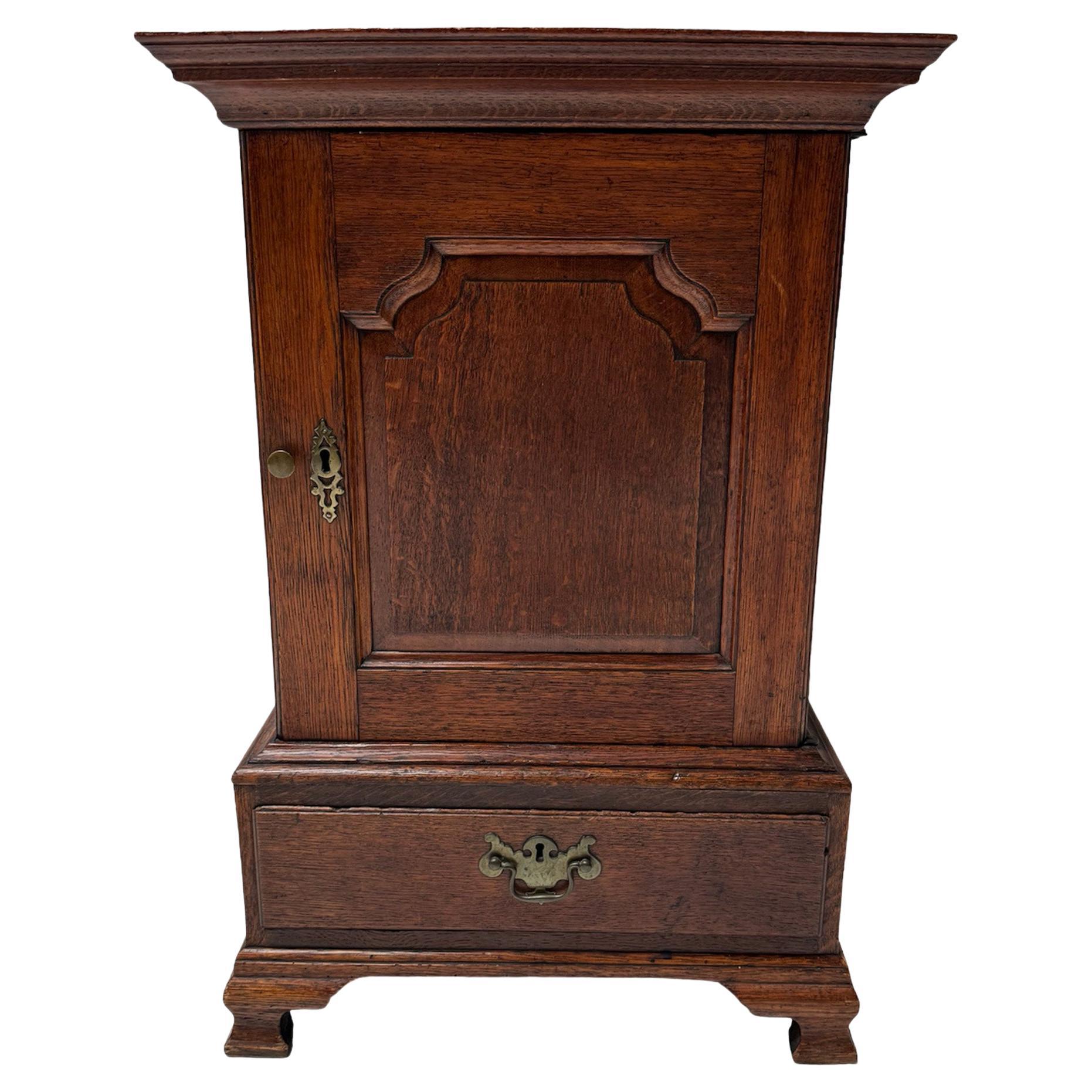 Antiker englischer Miniatur-Kunstschrank aus Eiche mit vierzehn Innenschubladen, 1840er Jahre