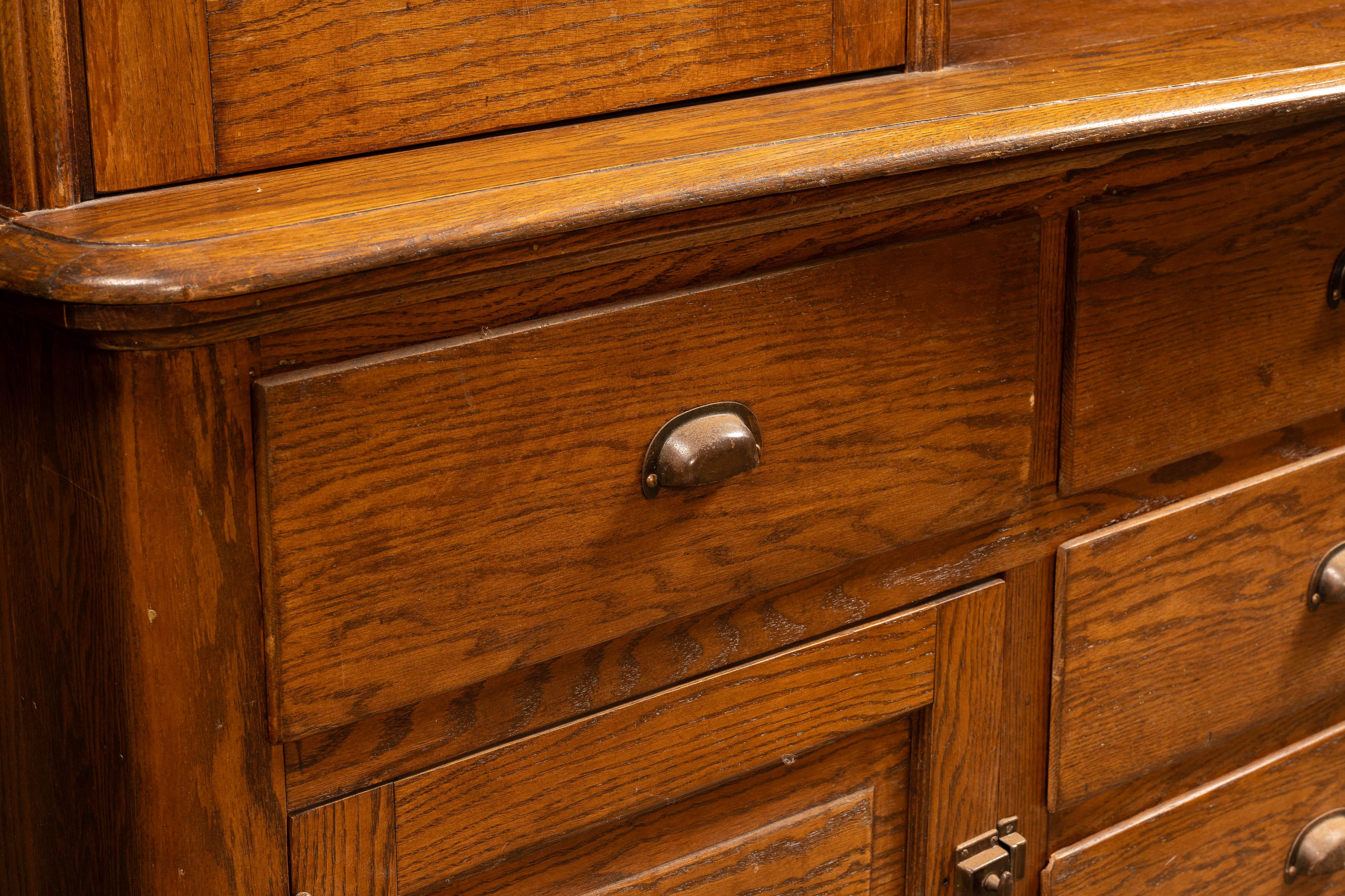 Antique Oak Farmhouse Hutch In Good Condition For Sale In Dekalb, IL