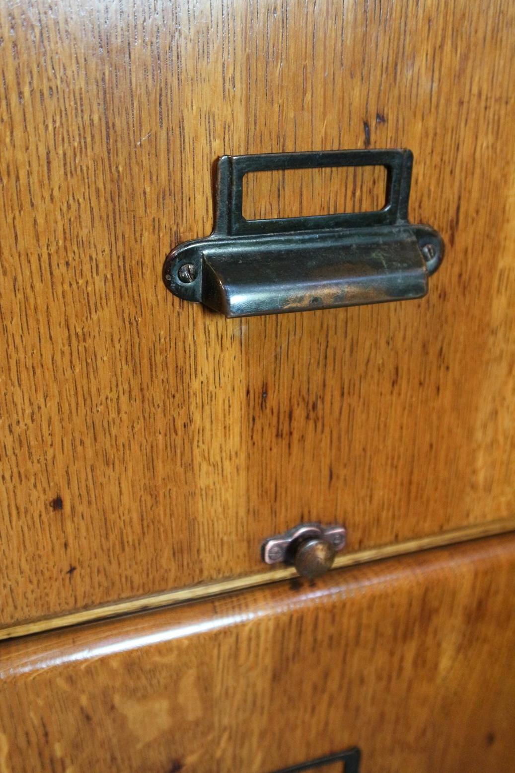 Antique light oak filing cabinet in perfect condition.
Origin: England
Period: Approx. 1930
Size: 46cm x 68cn x H. 134cm.