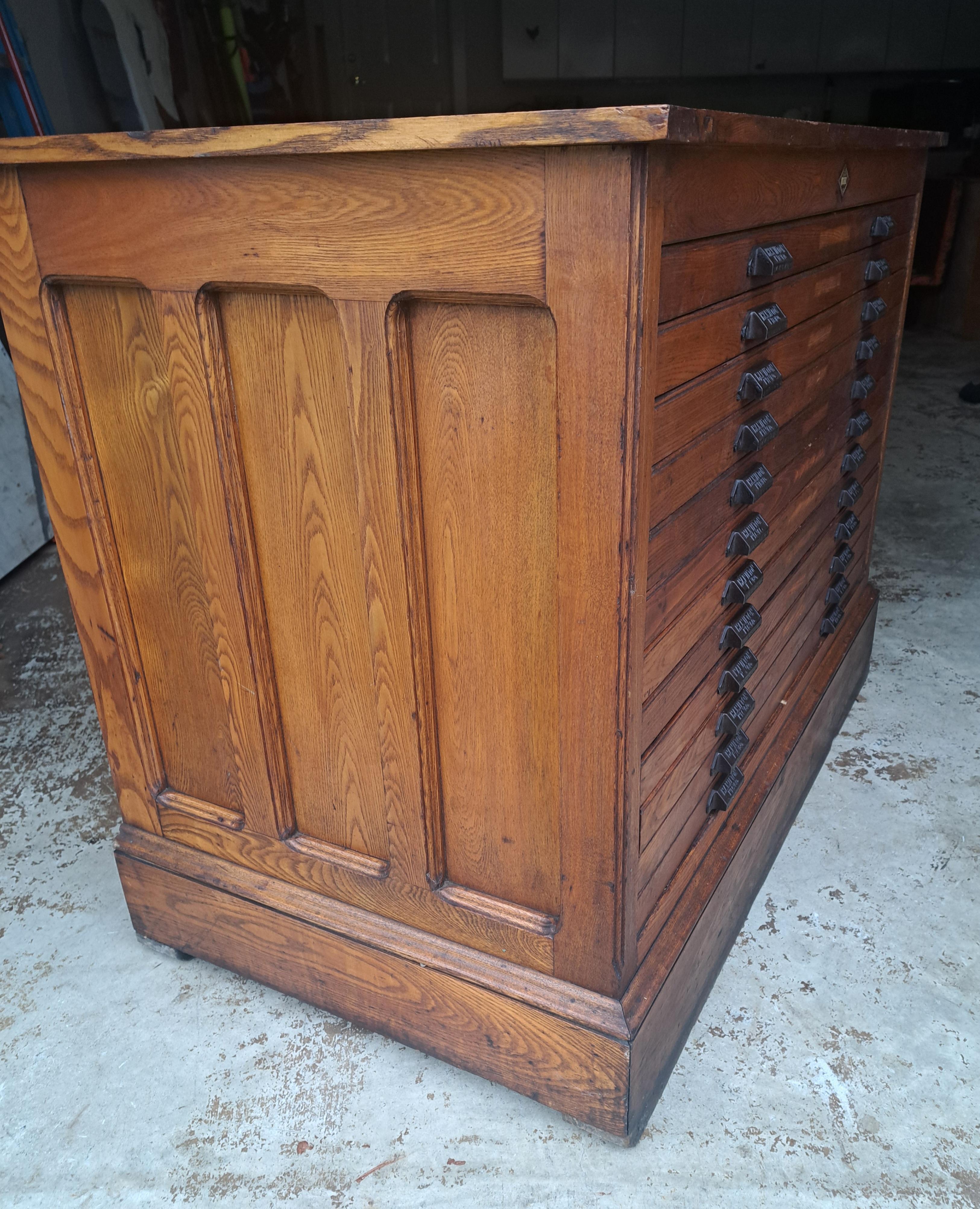 Inizio XX secolo Cartella piatta a 12 cassetti in Oak antico in vendita