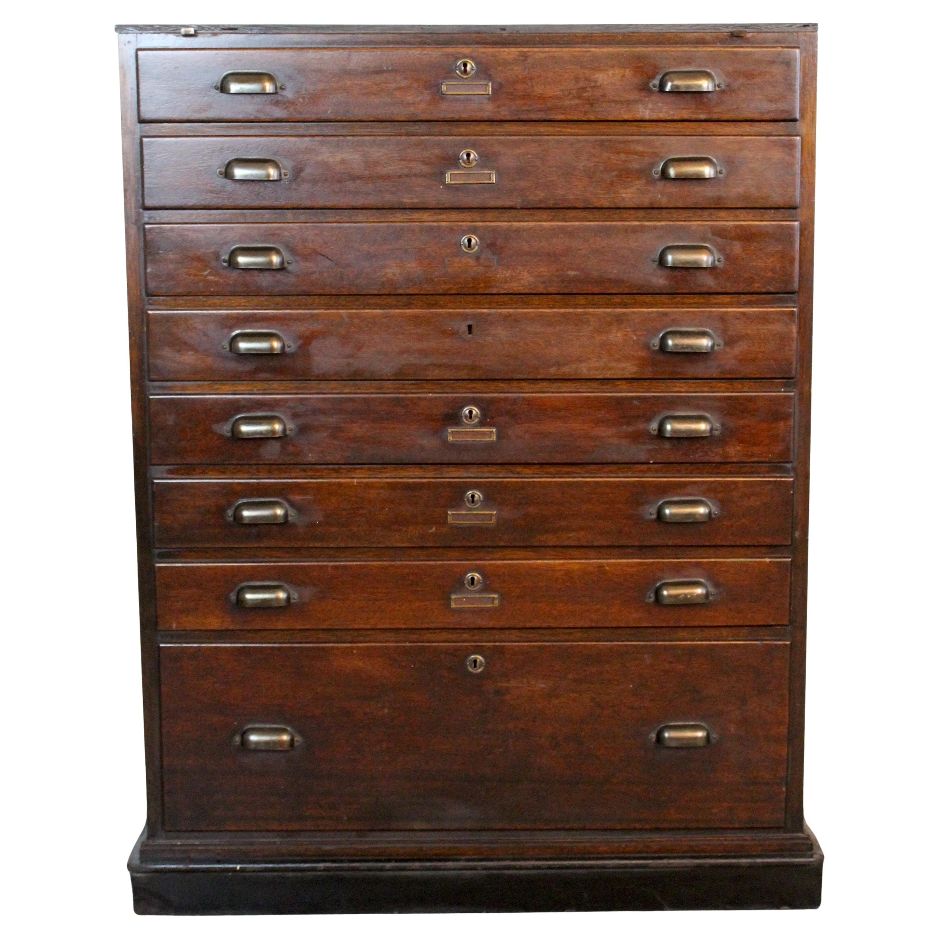 Diese hübsche flache Ablagetruhe aus dem frühen 20. Jahrhundert ist aus reicher Eiche gefertigt und weist eine schön gealterte Patina auf. Der Schrank ist für die Aufbewahrung von Architekturzeichnungen, Landkarten oder Kunstwerken konzipiert und