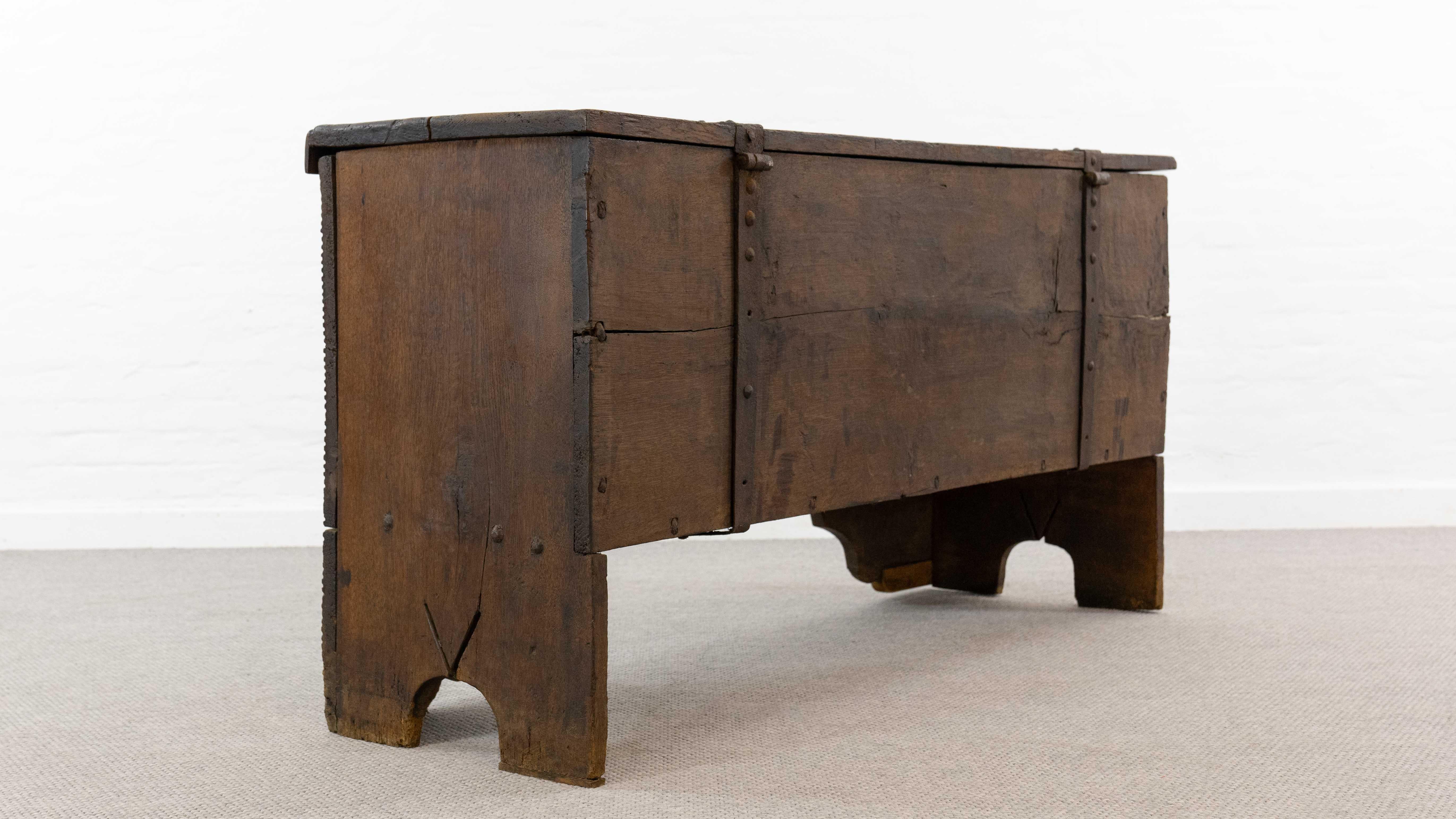 Antico forziere a coperchio piatto in Oak del 1691 Rinascimento-inizio Barocco, XVII secolo in vendita 4