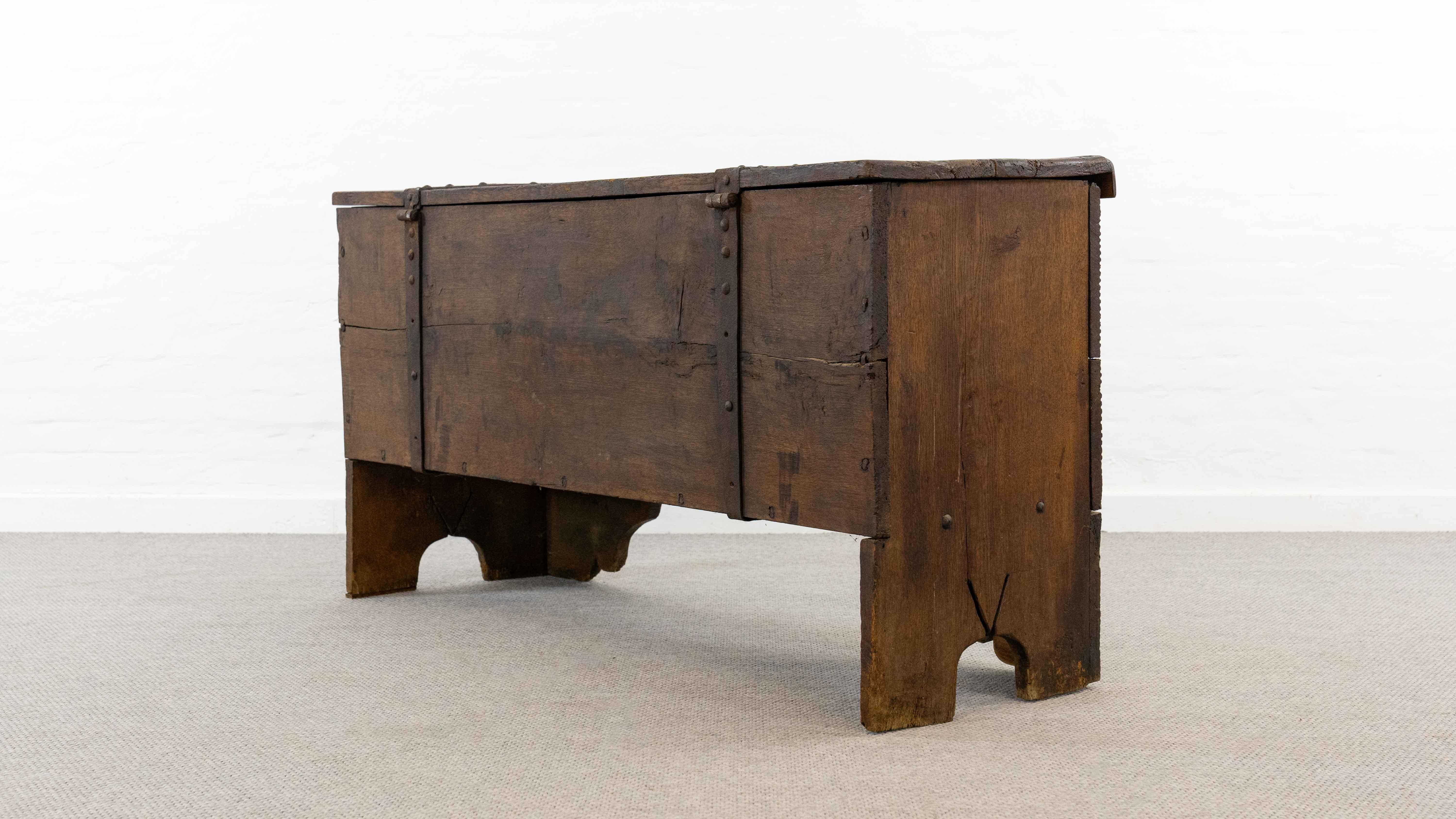 Antico forziere a coperchio piatto in Oak del 1691 Rinascimento-inizio Barocco, XVII secolo in vendita 5