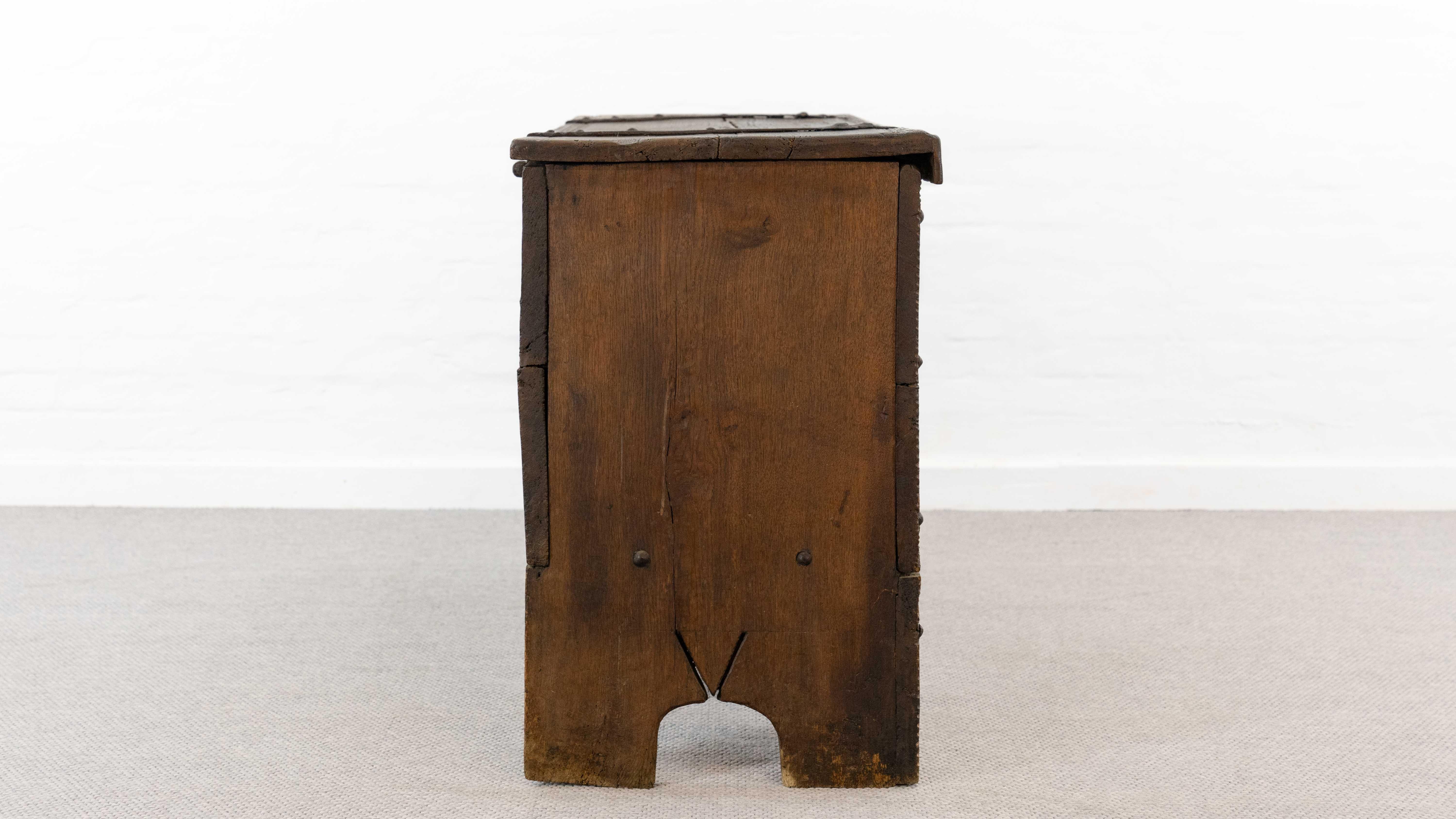 Antico forziere a coperchio piatto in Oak del 1691 Rinascimento-inizio Barocco, XVII secolo in vendita 6