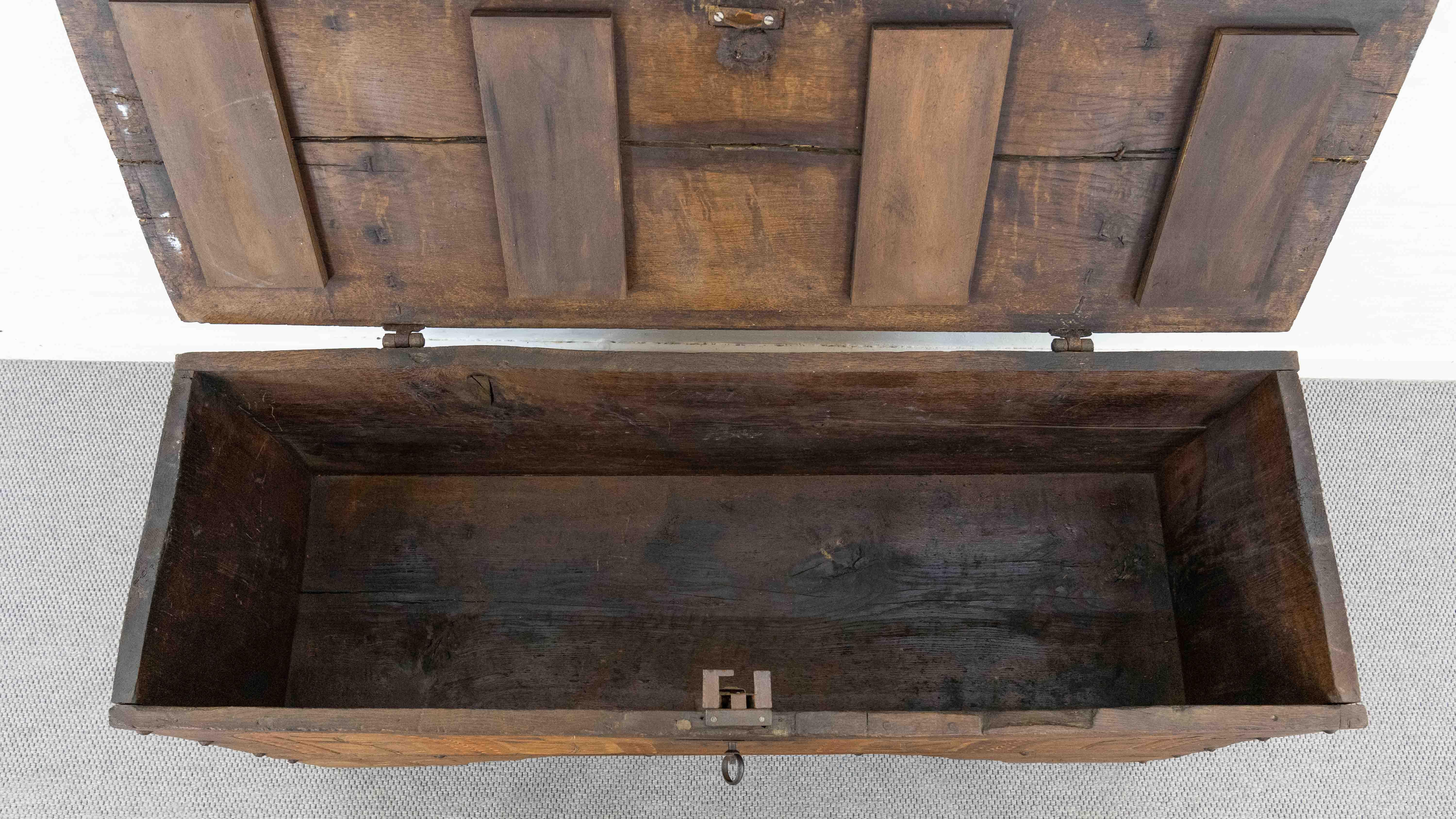 Antico forziere a coperchio piatto in Oak del 1691 Rinascimento-inizio Barocco, XVII secolo in vendita 7